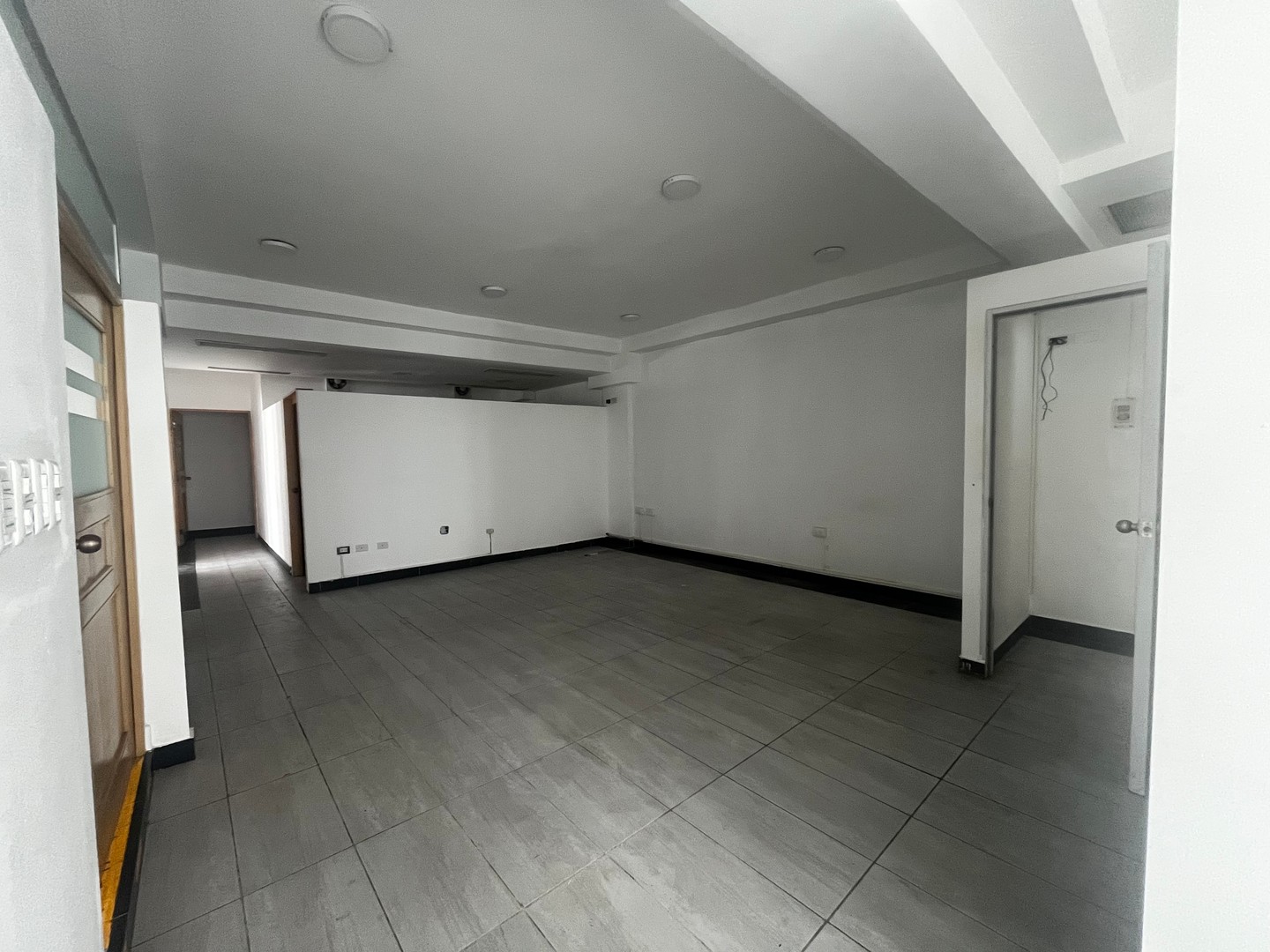 oficinas y locales comerciales - Oficina Alquiler Naco de 120 m2. Segundo Nivel  2