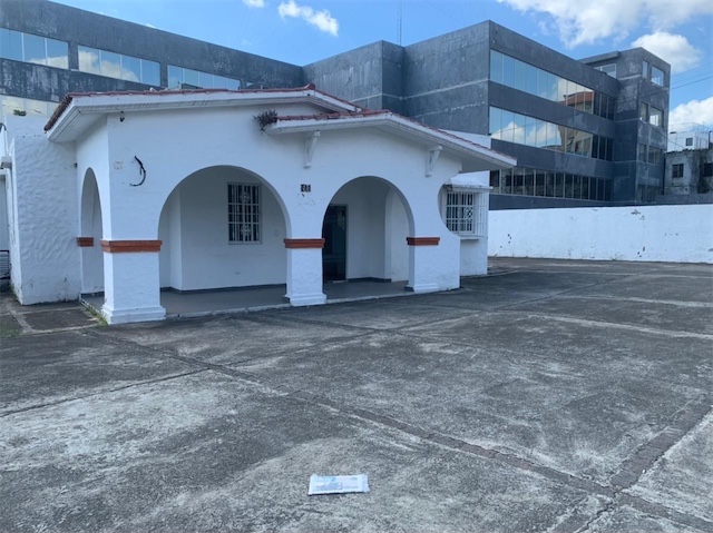 oficinas y locales comerciales - Esquinero amplio en Gazcue 3