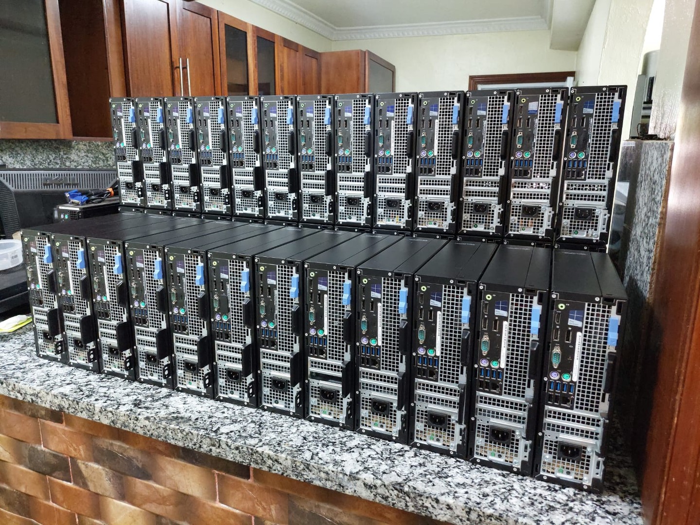 computadoras y laptops - Cpu Dell i7  Con tarjeta de video , SFF optiplex 7060 16gb + 250 ssd