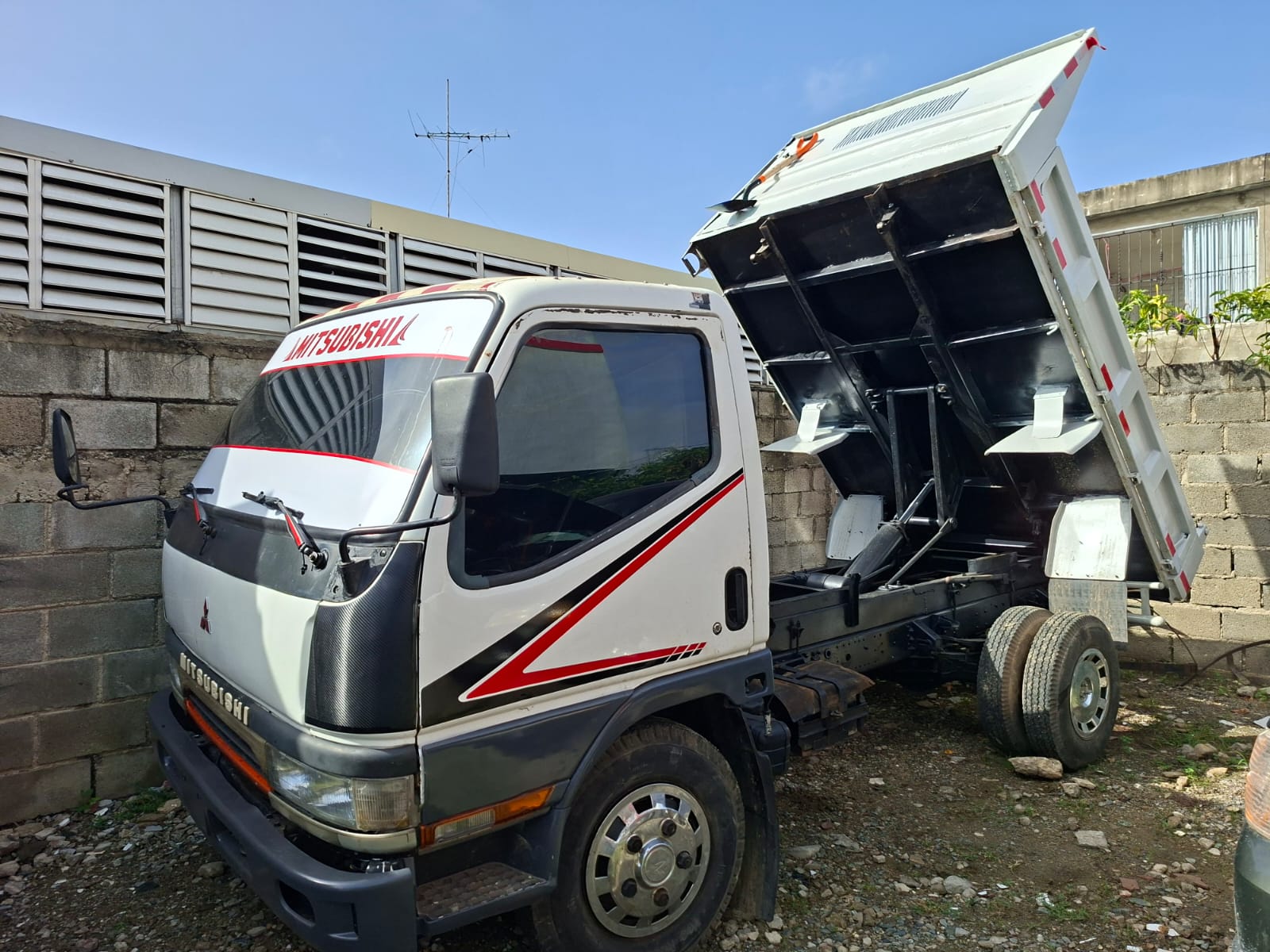 camiones y vehiculos pesados - Vendo Mitsubishi canter 8