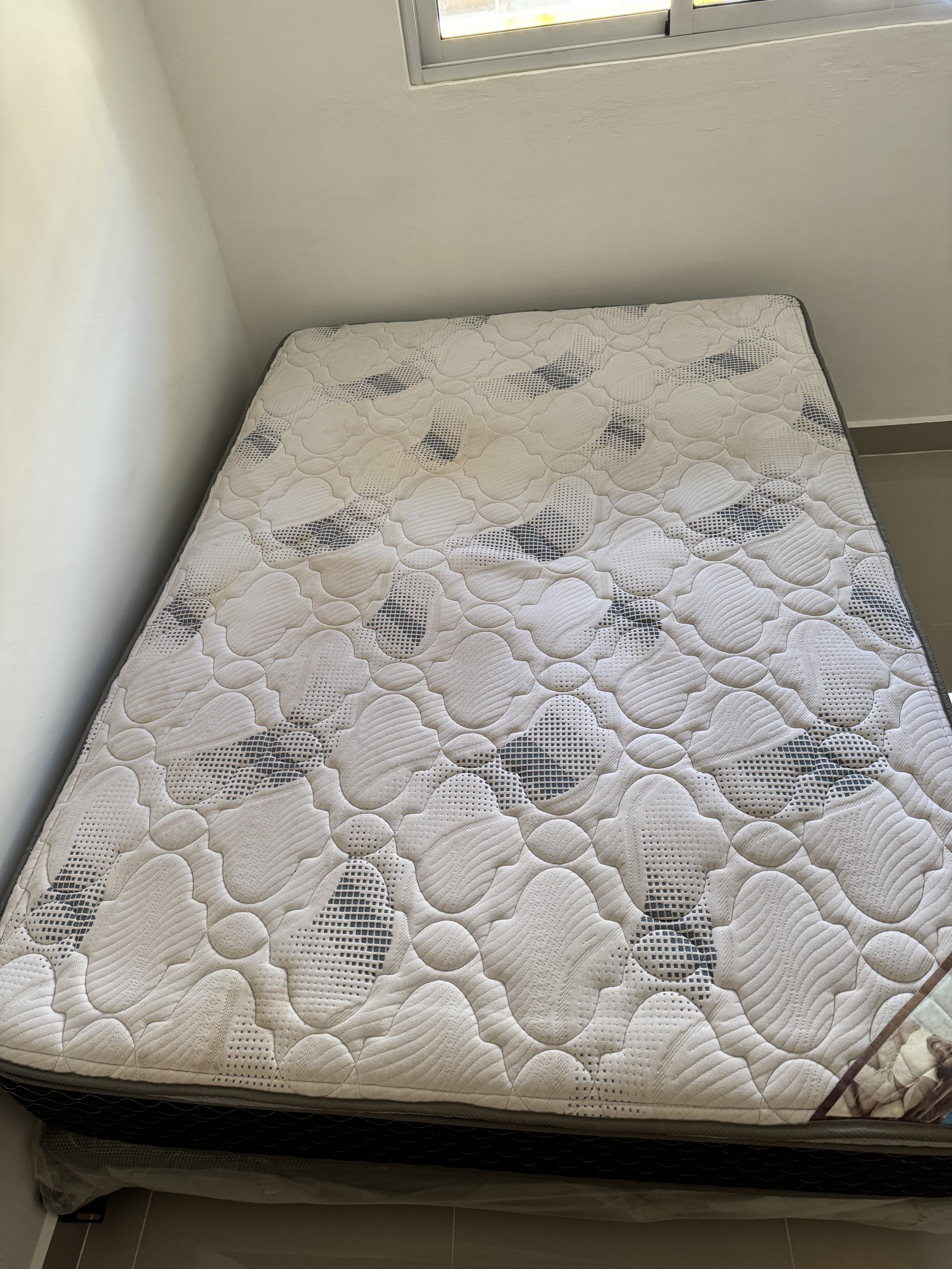 muebles y colchones - Colchón con base más base de hierro en perfectas condiciones. 