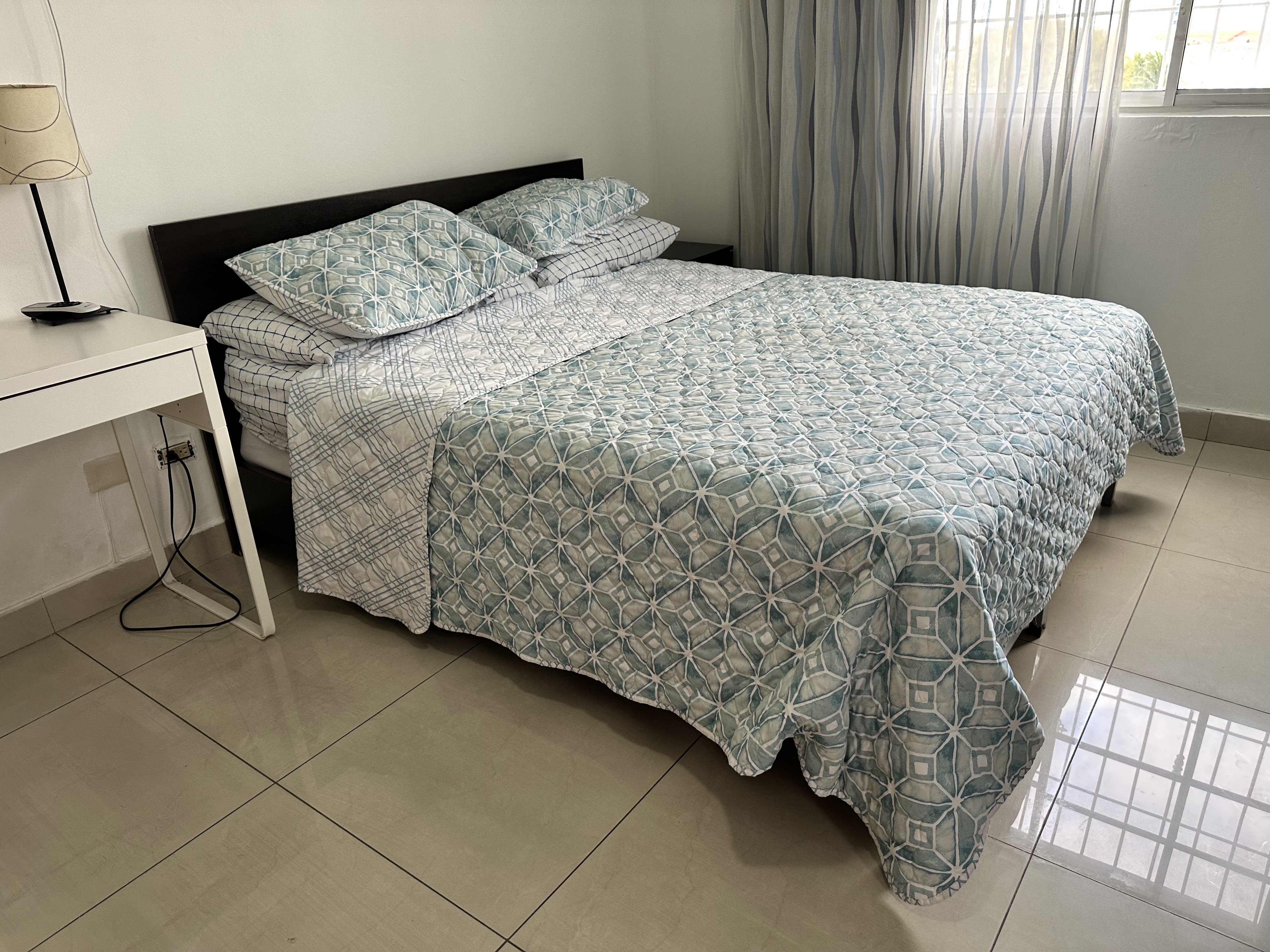 muebles y colchones - Juego de cama full con colchón nuevo y mesa de noche 2