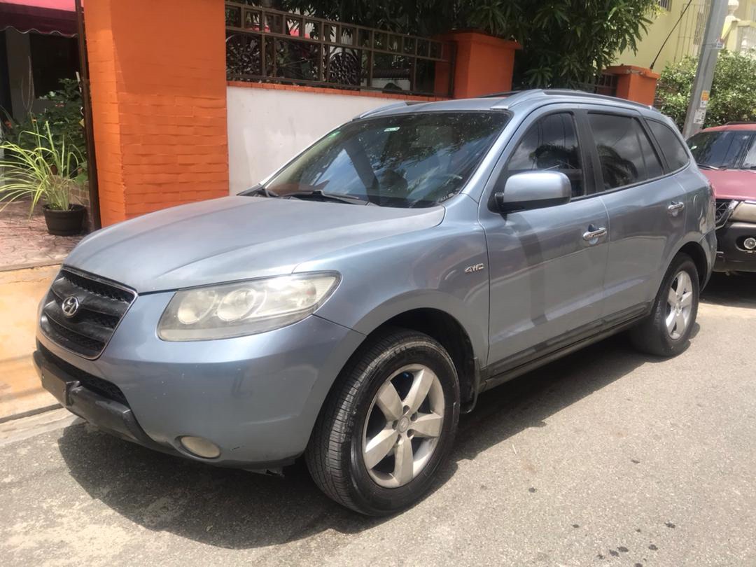 jeepetas y camionetas - Hyundai Santa Fe 2.7 2007 Diesel TRES FILAS DE ASIENTOS - negociable. 0