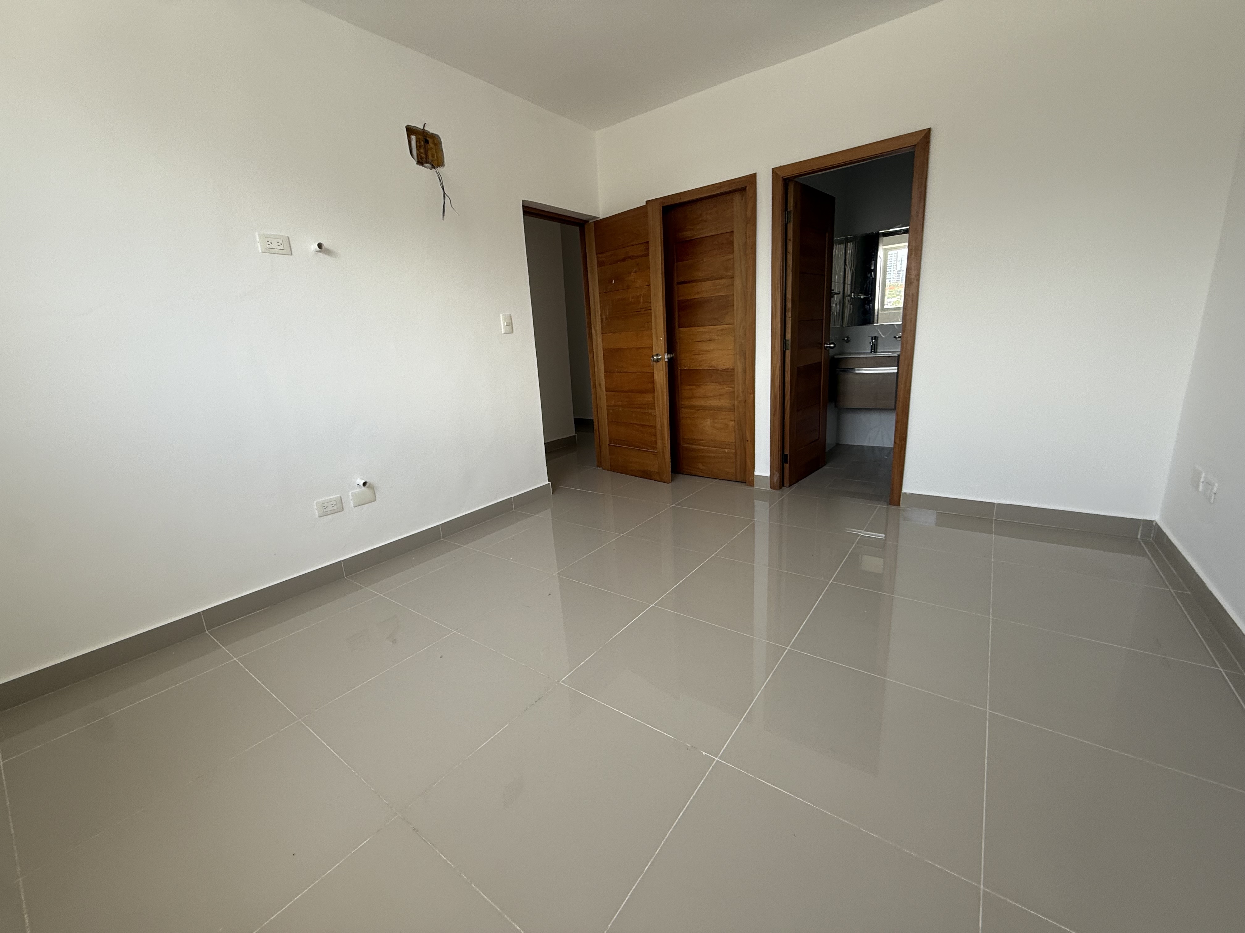 apartamentos - Vendo independencia piso 4 tres habitaciones , dos 4