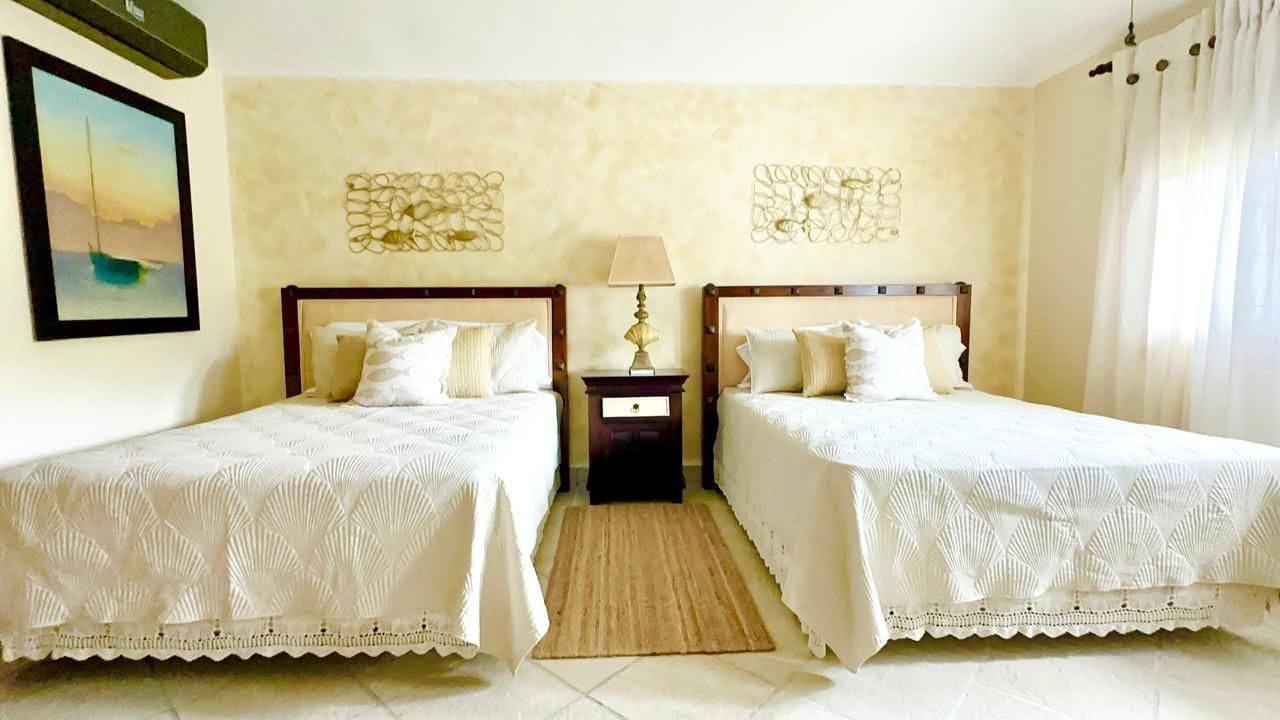 casas vacacionales y villas - Hermosa Villa totalmete remodelada en Juan dolio d 3