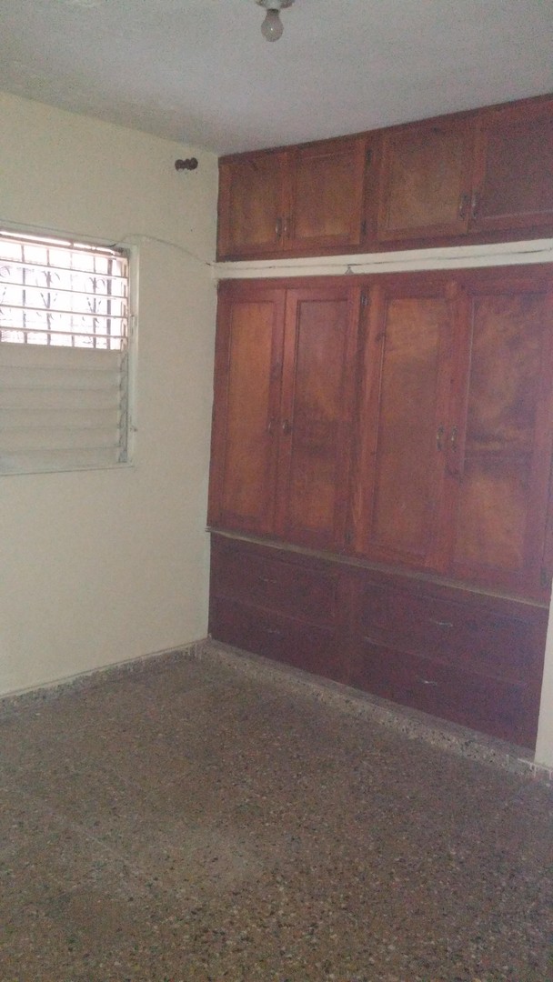 casas - Rento una casa para vivienda o fines comerciales ideal para almacen  de ropas. 3