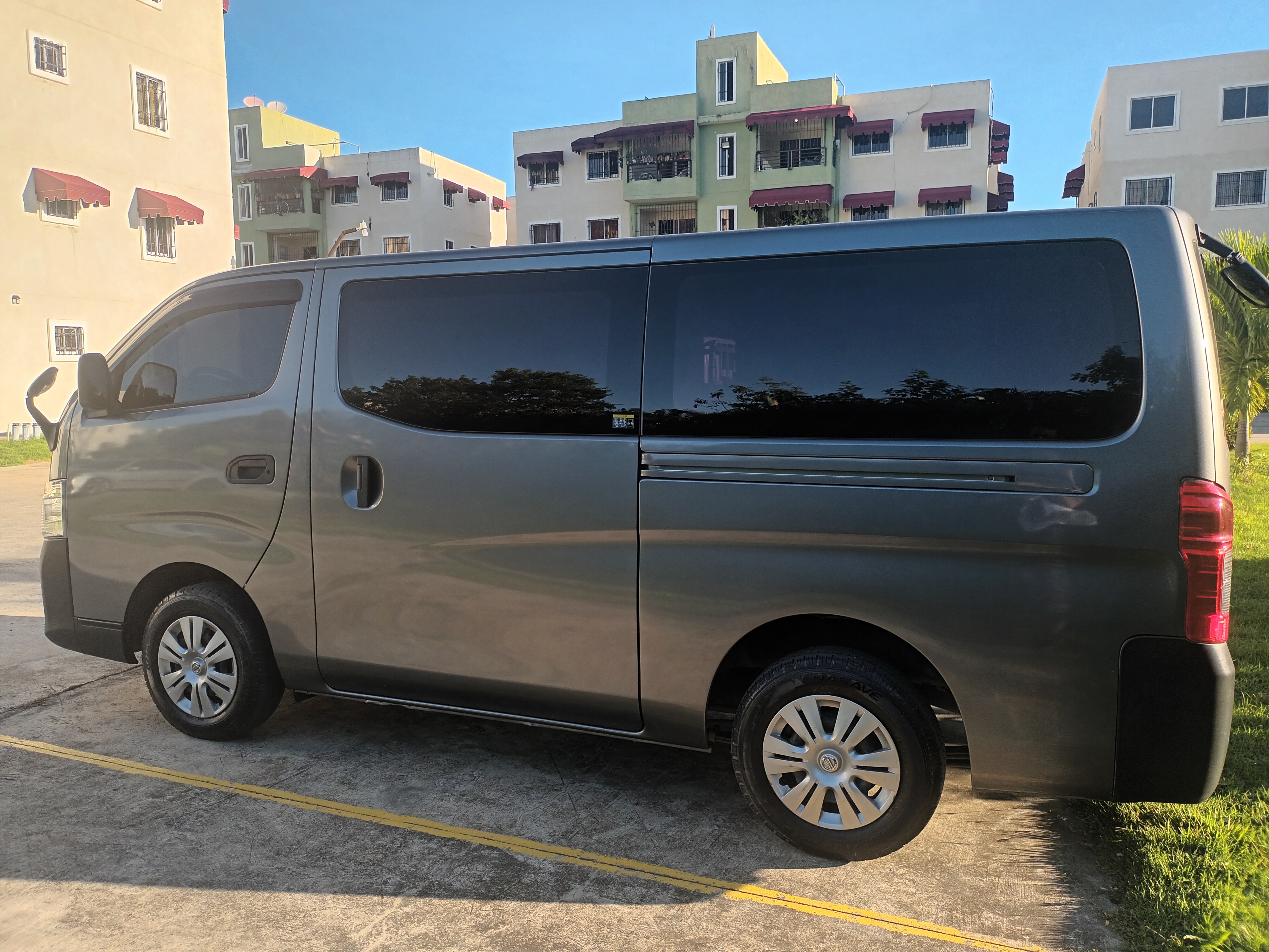 jeepetas y camionetas - Nissan caravan  6