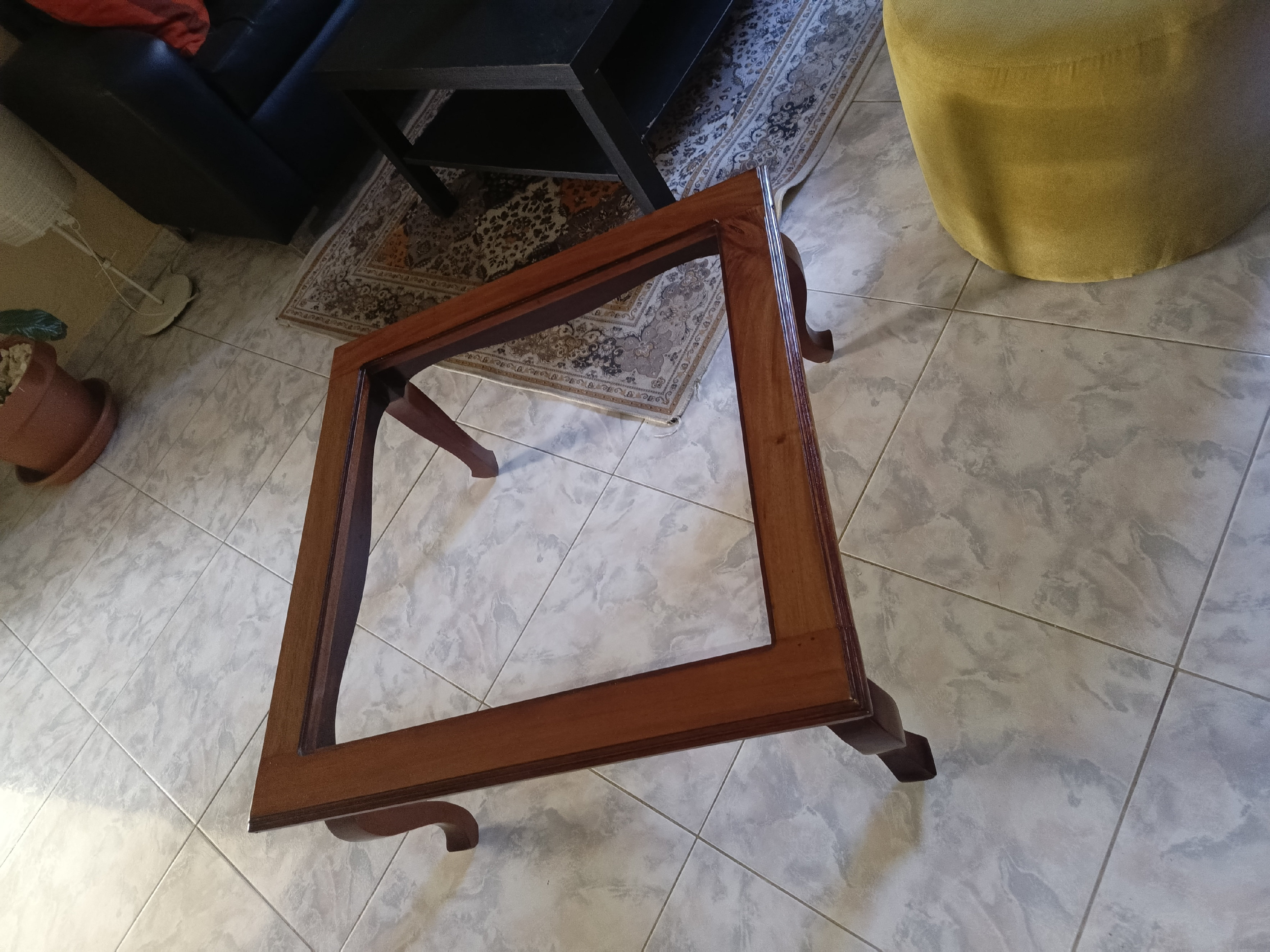 muebles y colchones - Mesa de centro en caoba, precio negociable  3