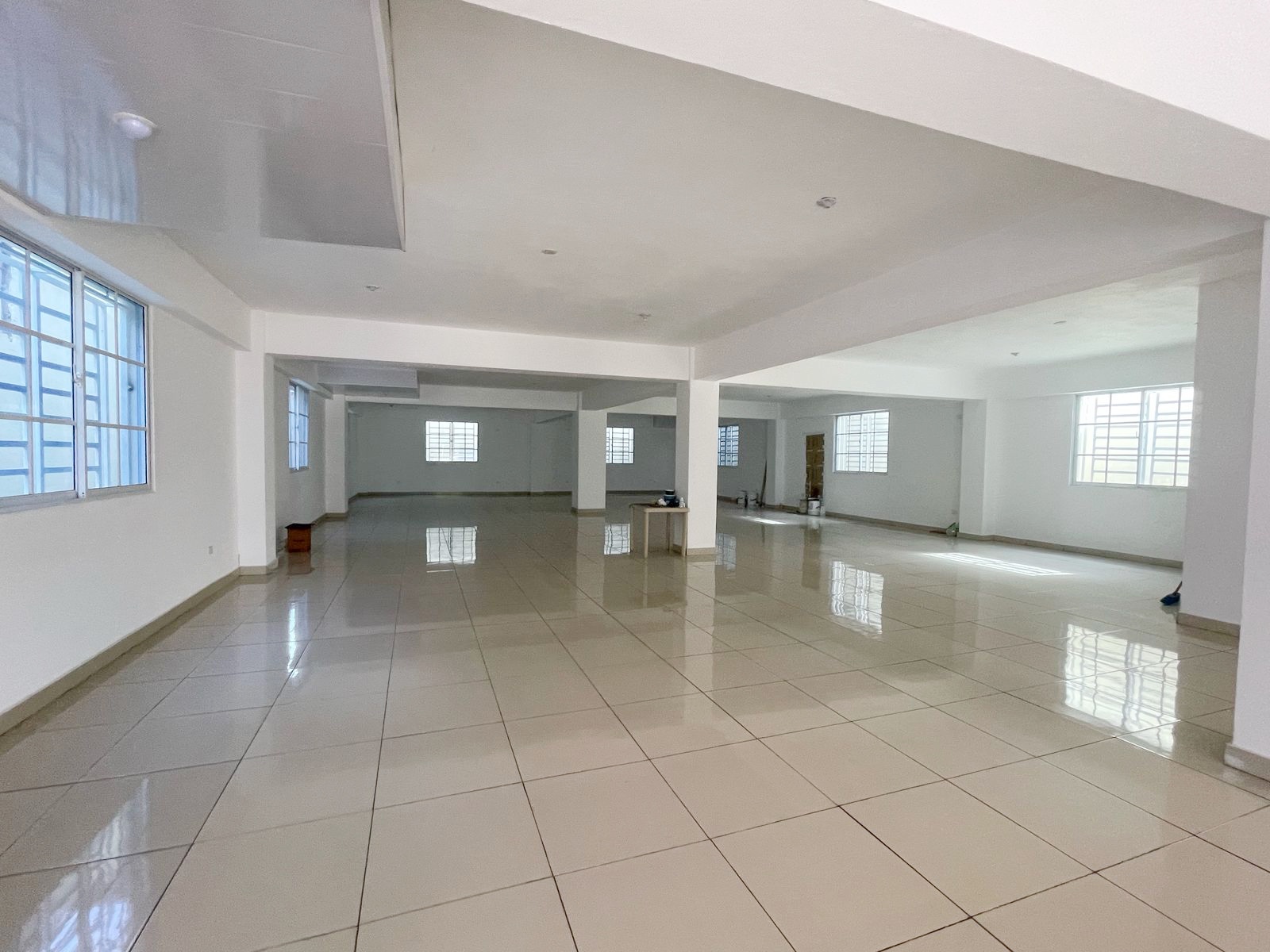 oficinas y locales comerciales - Local céntrico amplio  1