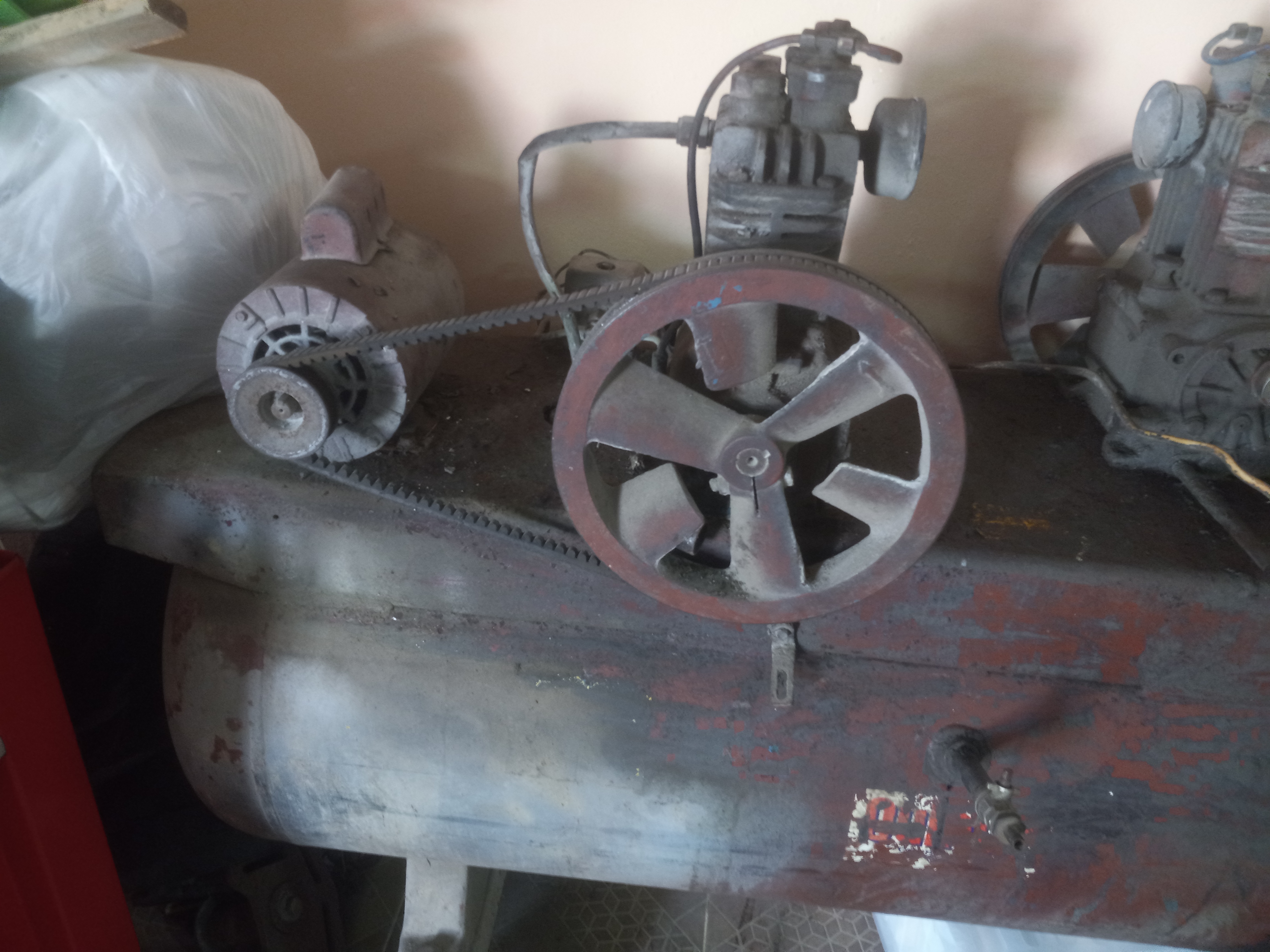 construccion e industrial - Compresor eléctrico industrial,  150 PSI , 80 Gls. 4