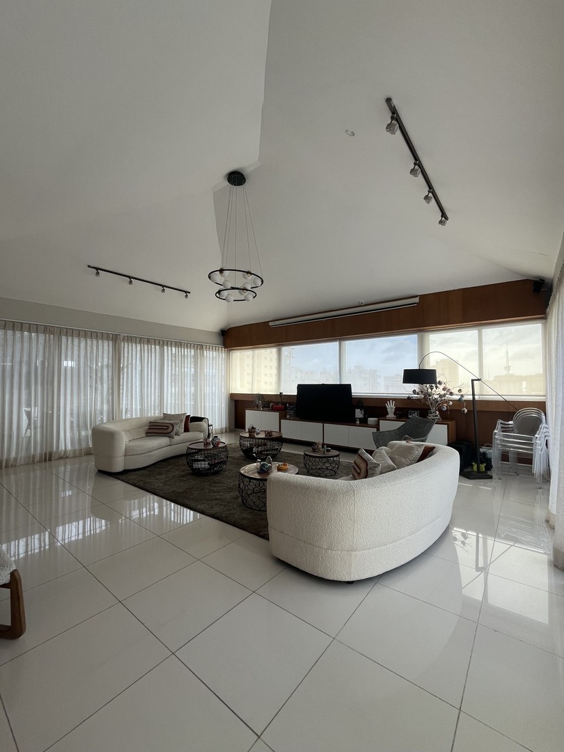 apartamentos - Penthouse en venta en Naco de 3 niveles con amplia vista a la ciudad
 2
