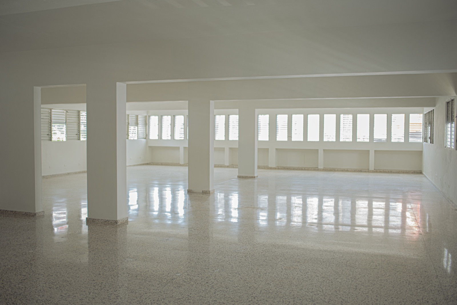 oficinas y locales comerciales - Alquiler de  Local comercial  en Evaristo Morales  3