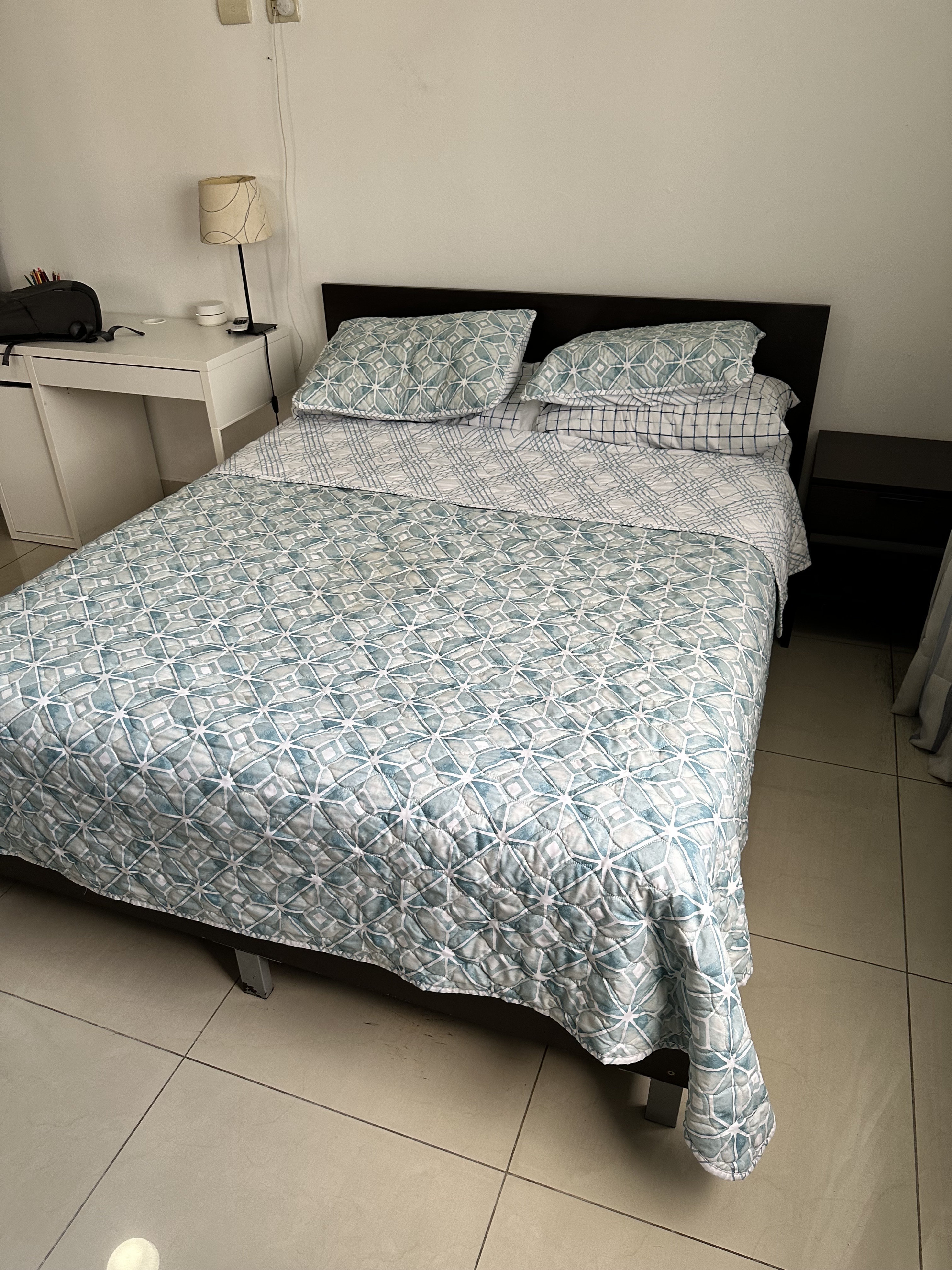 muebles y colchones - Juego de cama full con colchón nuevo y mesa de noche 0