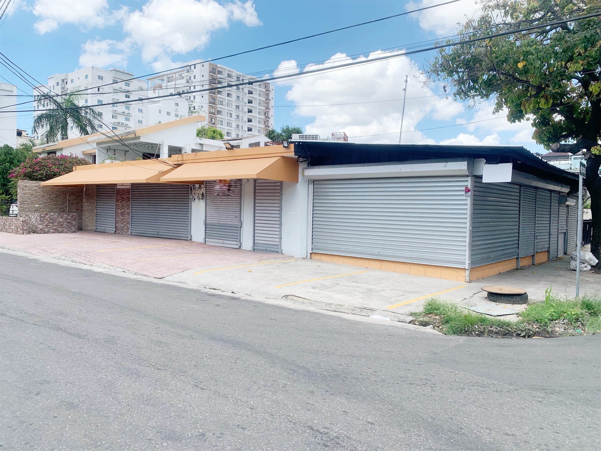 oficinas y locales comerciales - Local esquinero comercial  1