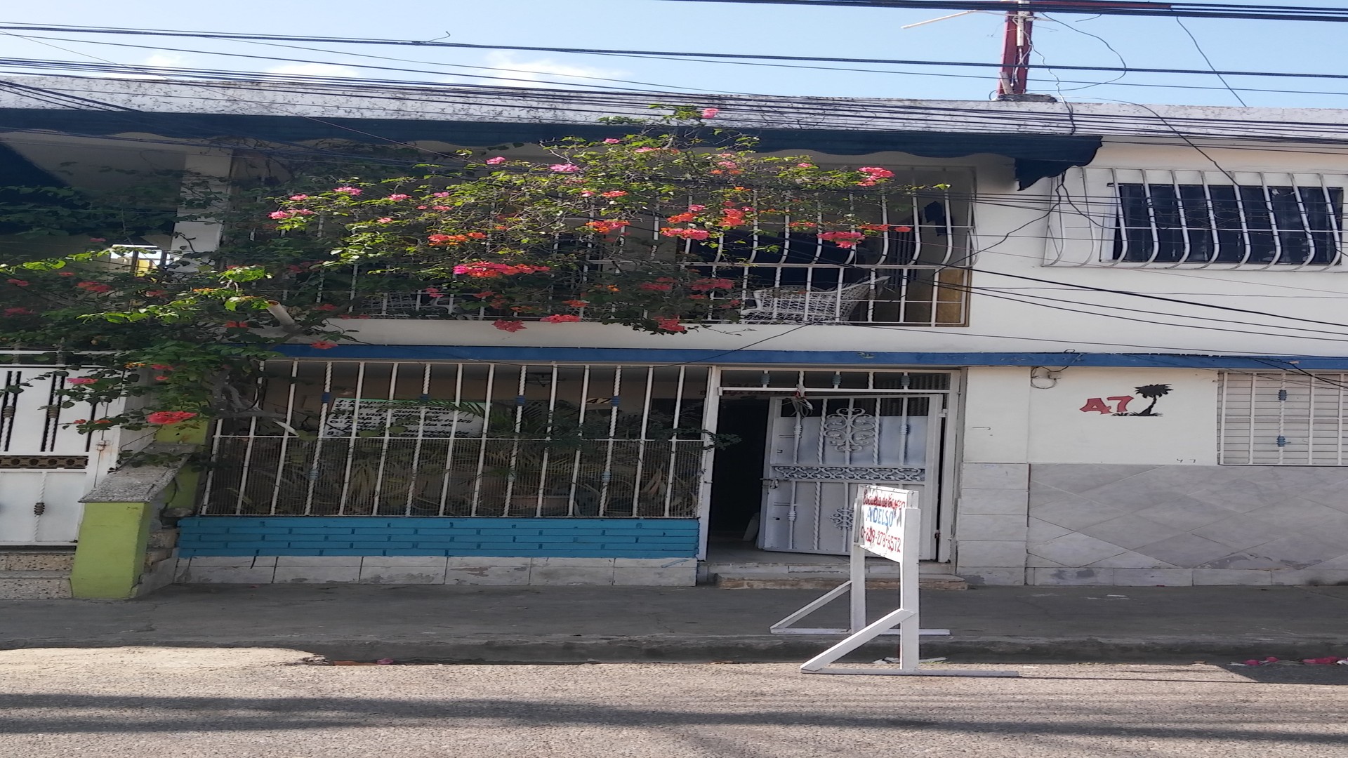 casas - Rento una casa para vivienda o fines comerciales ideal para almacen  de ropas. 4