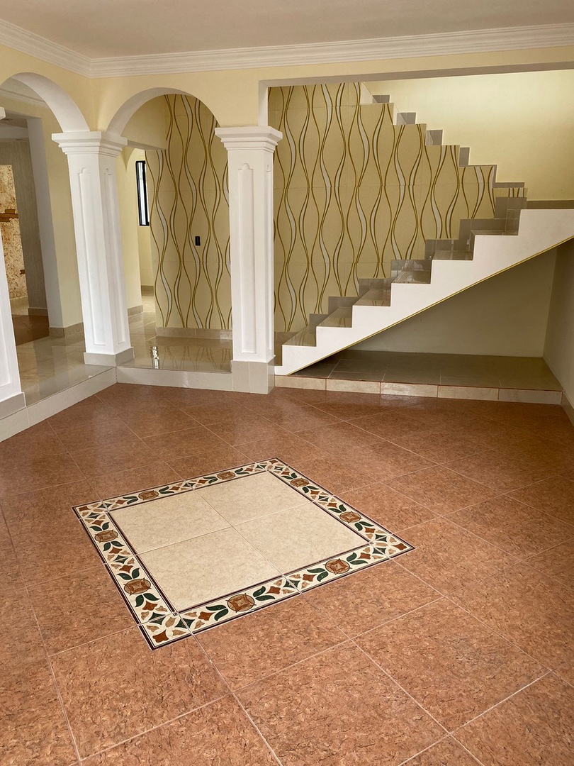 casas - Venta de casa de 2 niveles en la urbanización Italia Santo Domingo este 252mts 7