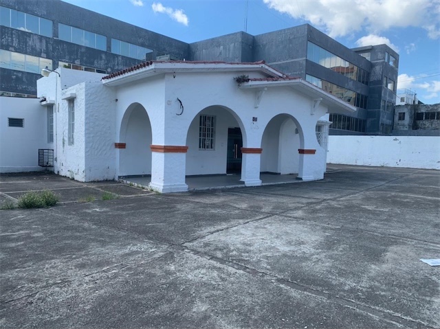 oficinas y locales comerciales - Esquinero amplio en Gazcue 5
