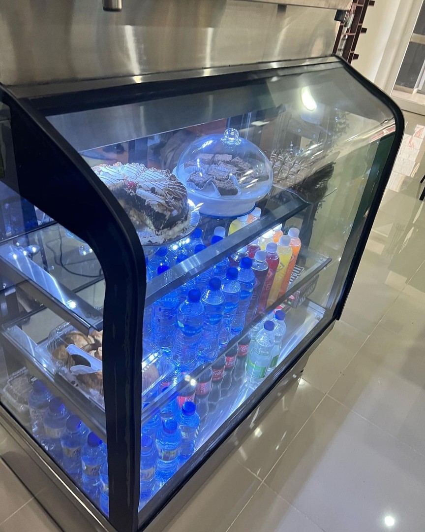 equipos profesionales - Vitrina Fria de 43 pulg de ancho 53 pulg altura  3