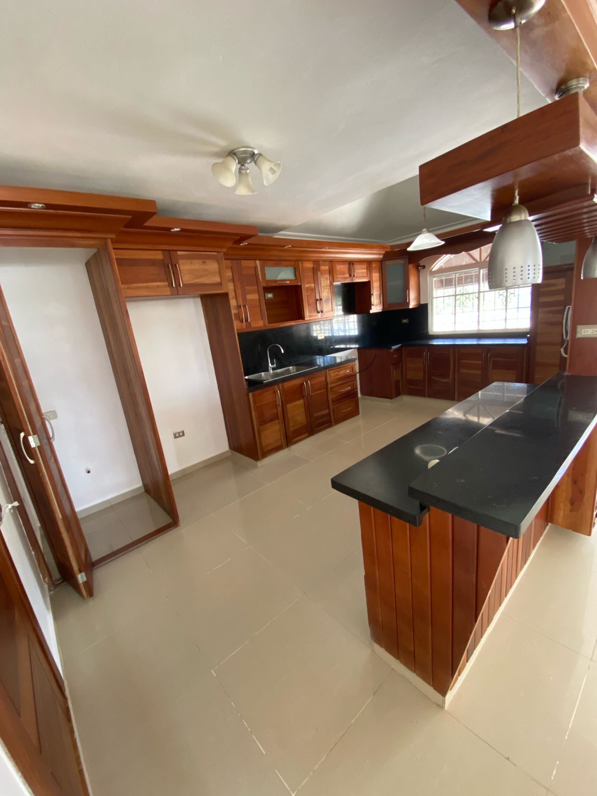 casas - 🏡 Venta de Casa de 3 Niveles en San Isidro. 3