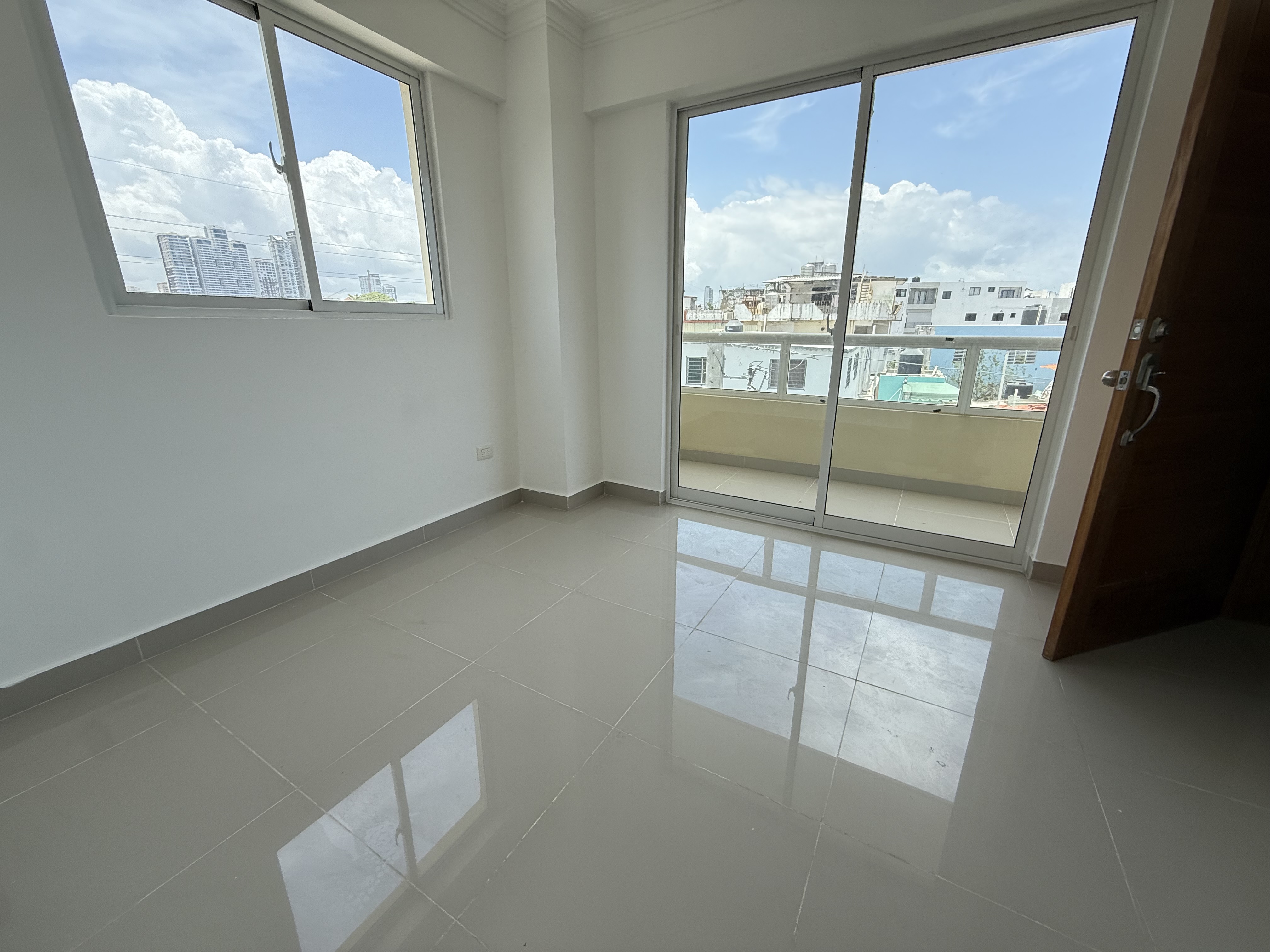 apartamentos - Vendo independencia piso 4 tres habitaciones , dos 6