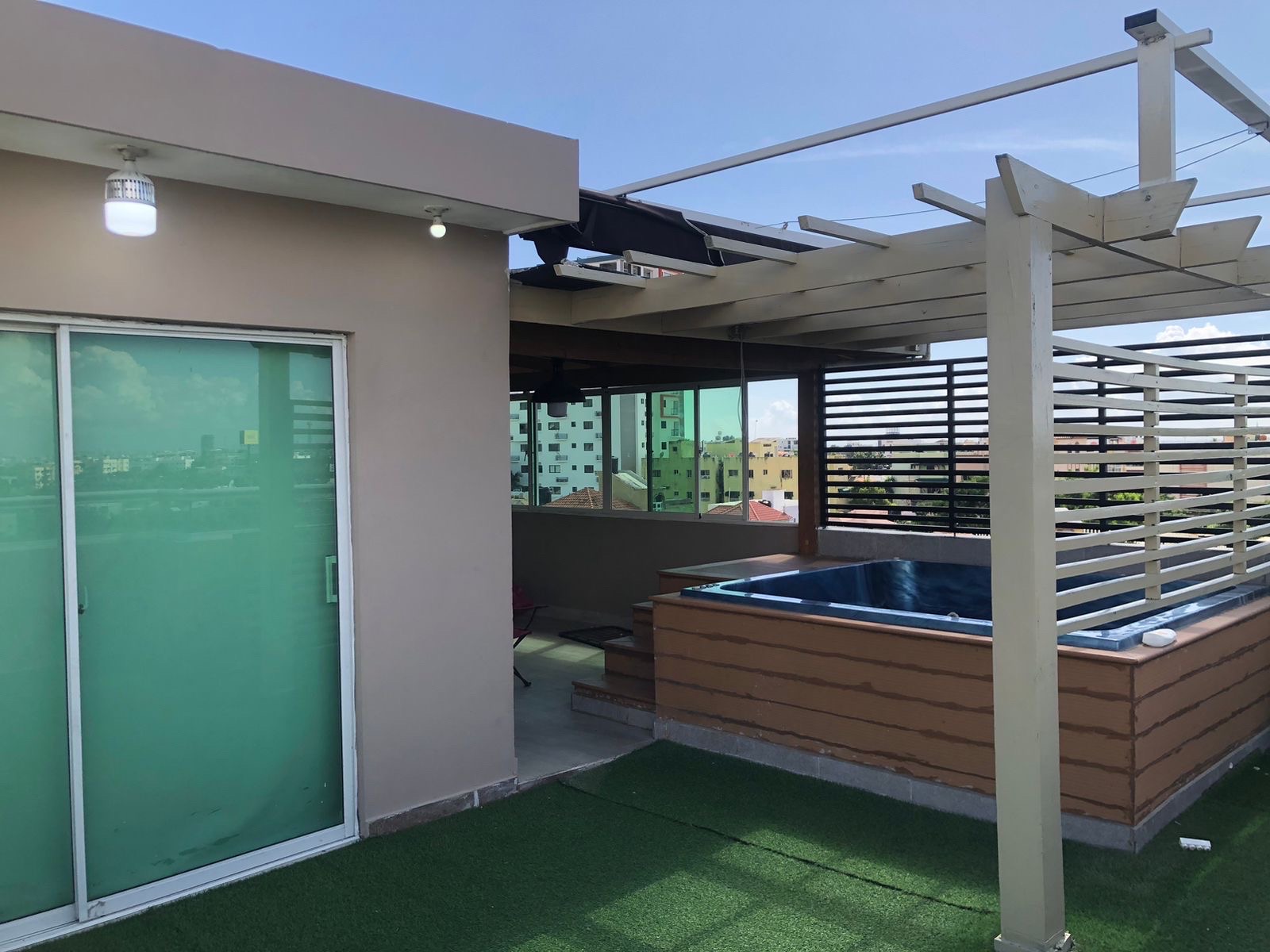 apartamentos - venta de apartamento tipo penthouse con jacuzzi en corales del sur con 258mts 1