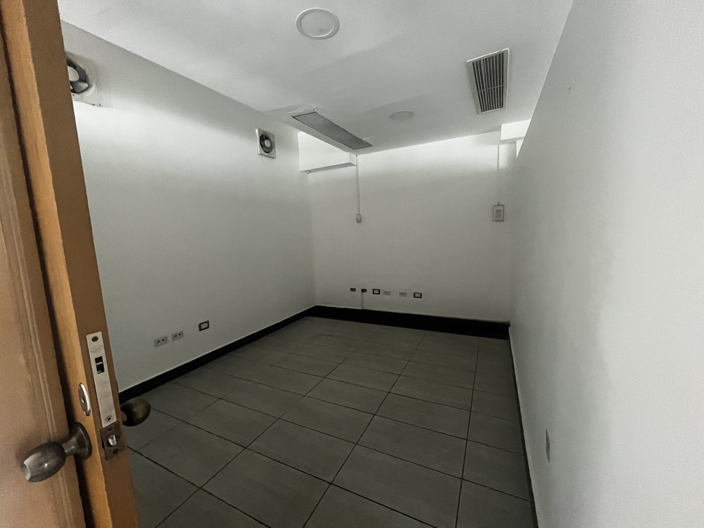 oficinas y locales comerciales - Oficina Alquiler Naco de 120 m2. Segundo Nivel  5