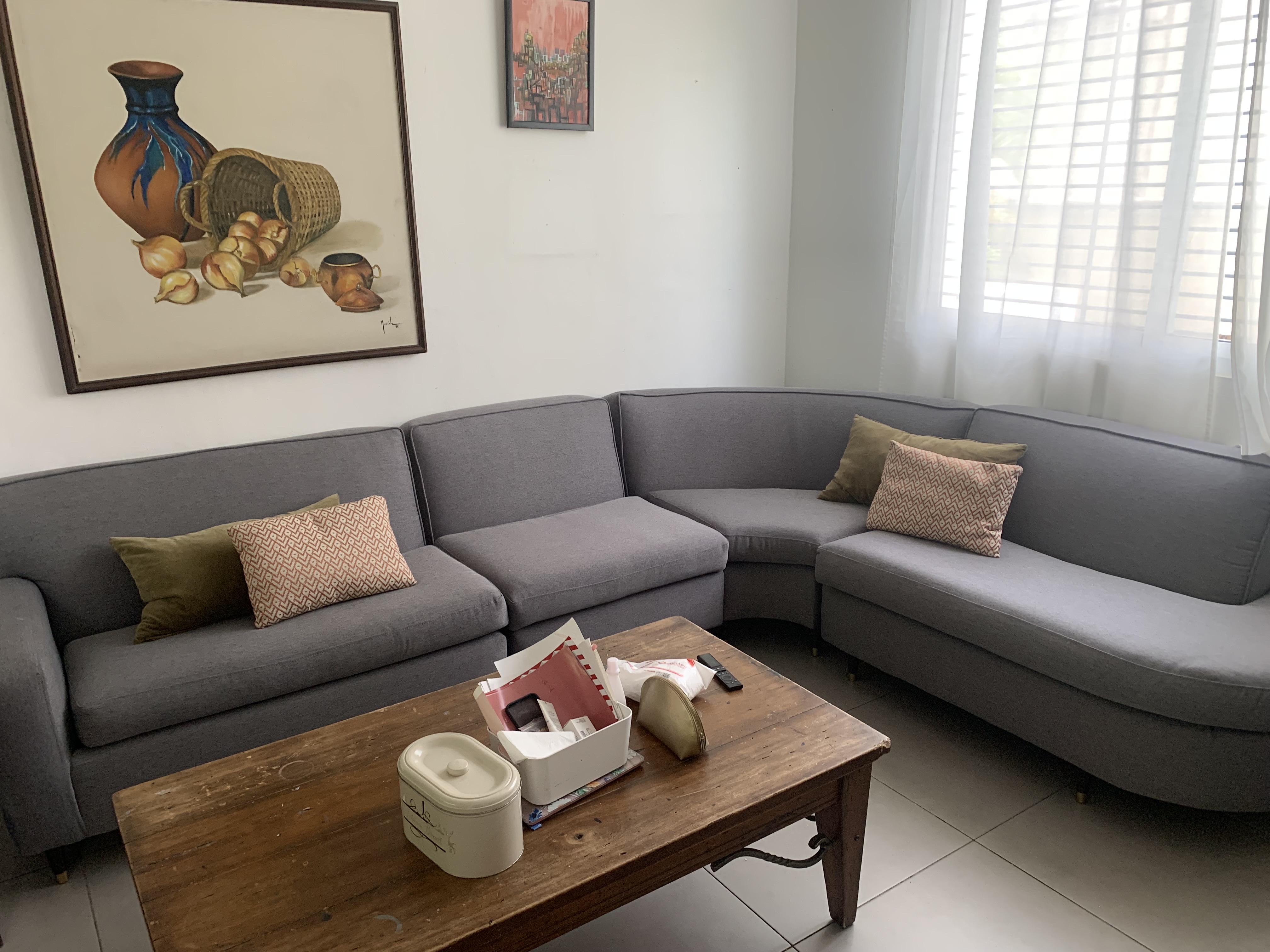muebles y colchones - sofa en l curvo acabado de tapizar
y mesitas de madera  0