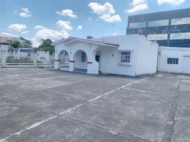 oficinas y locales comerciales - Esquinero amplio en Gazcue 6
