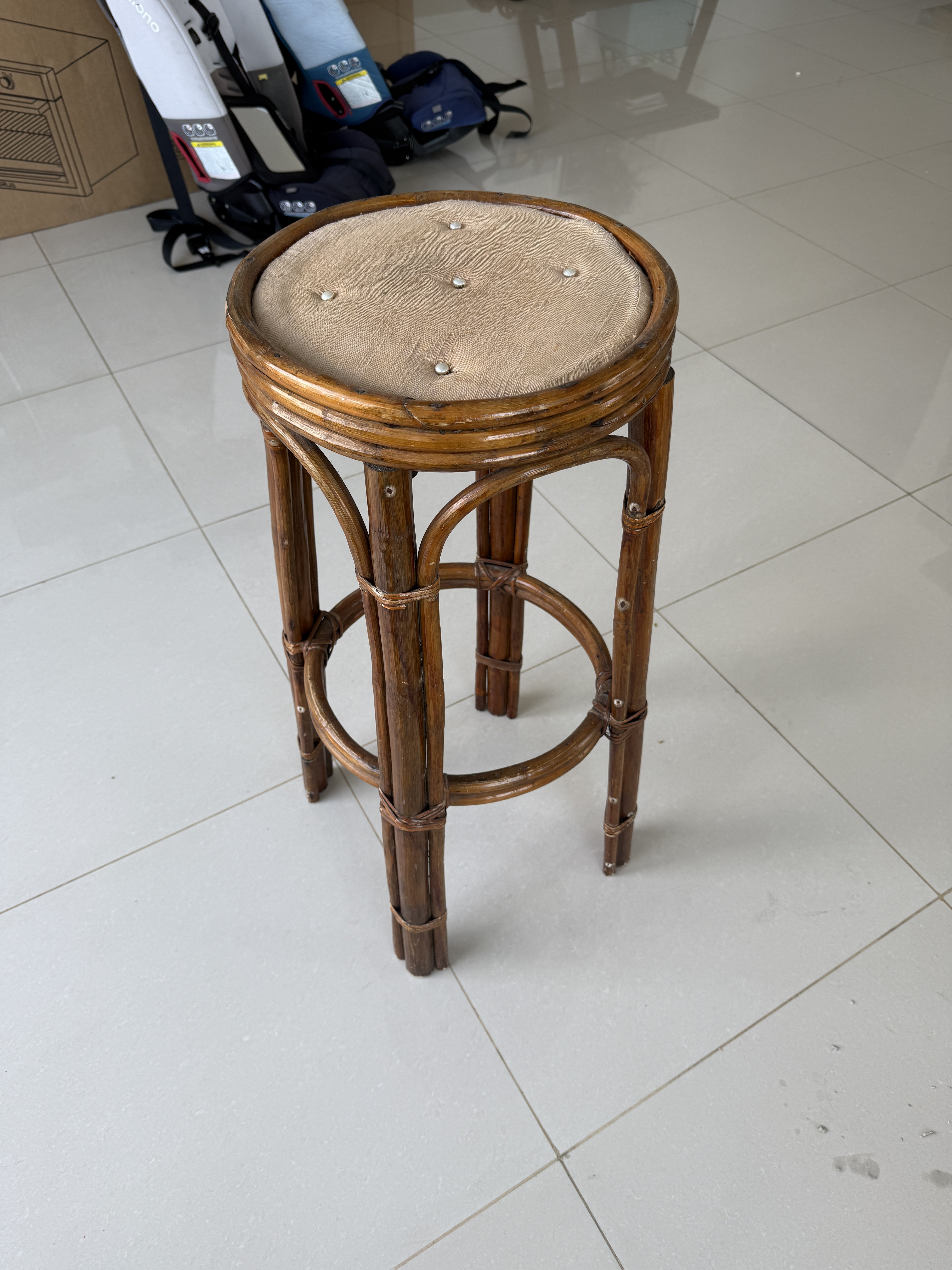 decoración y accesorios - Taburete Vintage de Ratán - A la Venta 0
