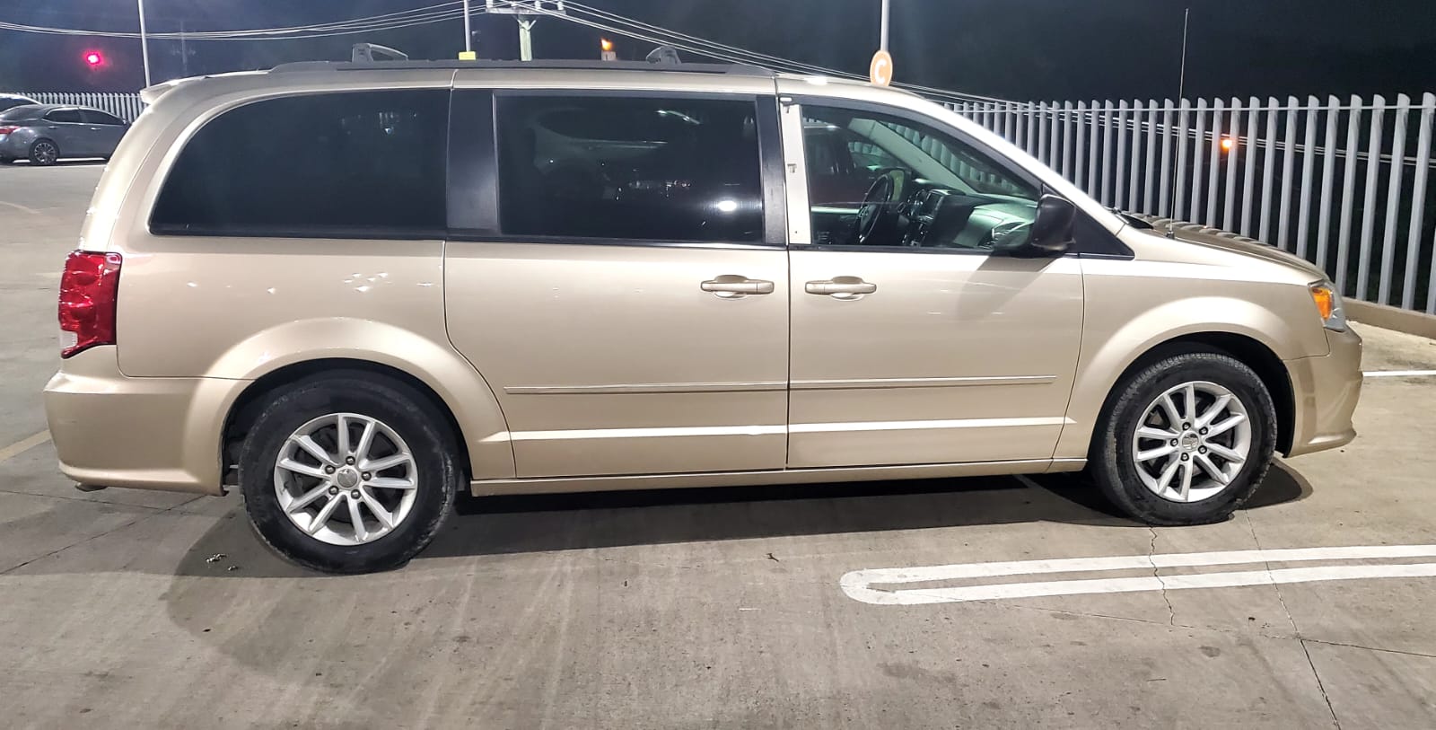 otros vehiculos - Dogde Gran Caravana STX 2014 Full 4