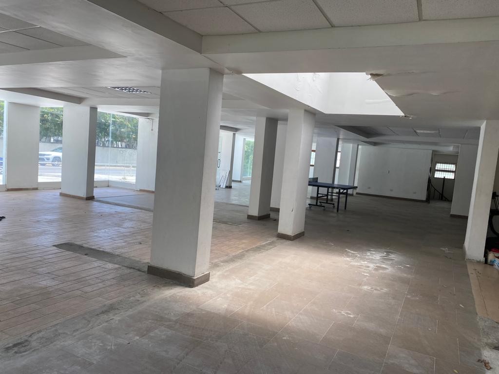 oficinas y locales comerciales - Se Renta Amplio Local Comercial en Ave. Republica de Argentina  4
