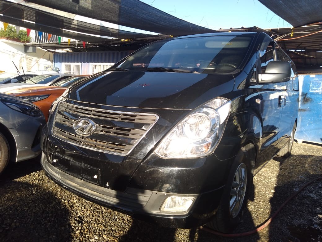 jeepetas y camionetas - HYUNDAI GRAND STAREX 2017 NEGRA 0
