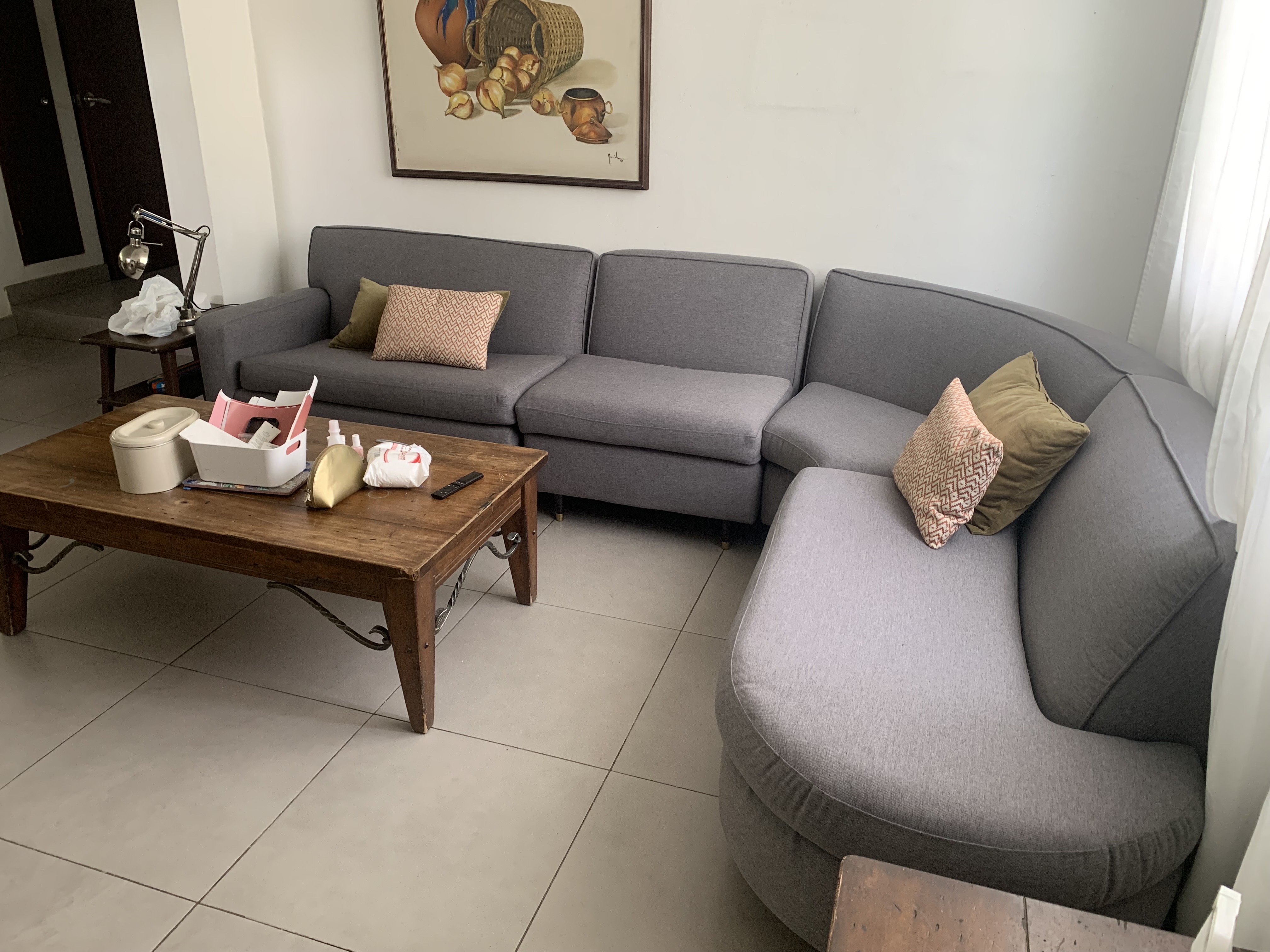muebles y colchones - sofa en l curvo acabado de tapizar
y mesitas de madera  1