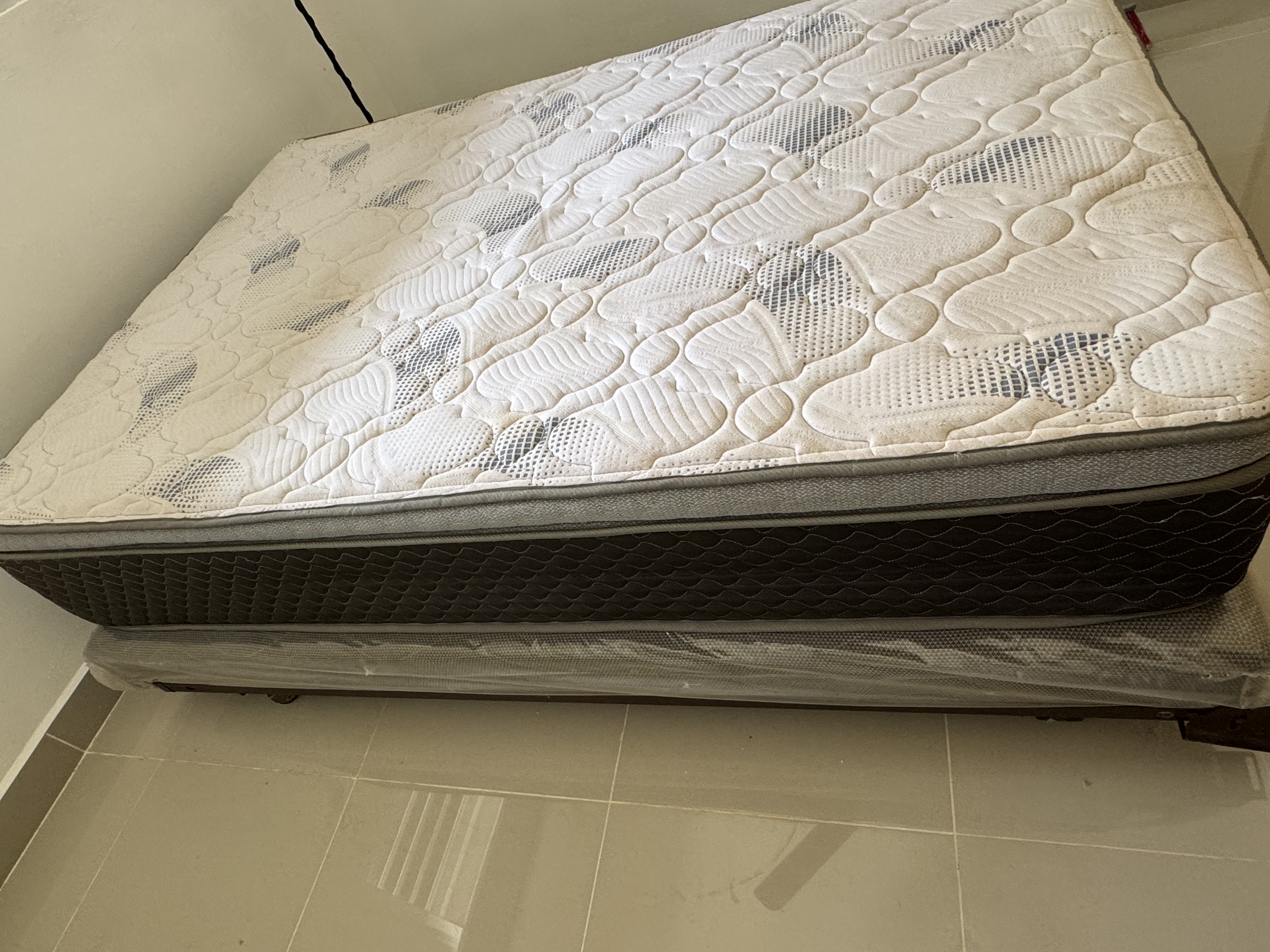 muebles y colchones - Colchón con base más base de hierro en perfectas condiciones.  1