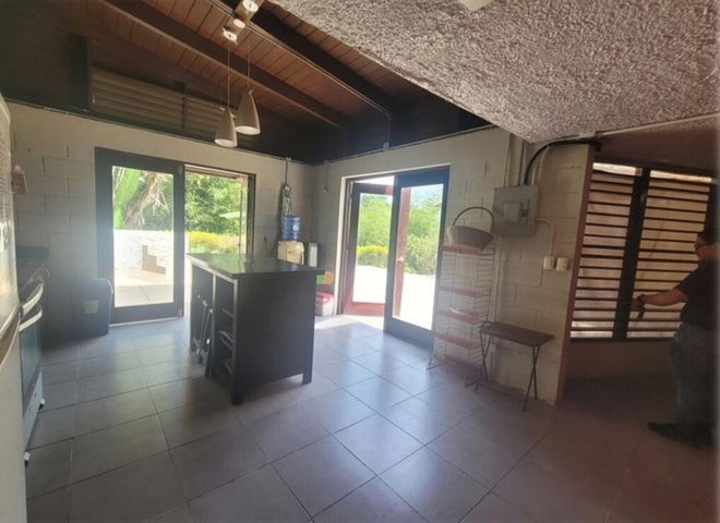 casas - Casa en venta Monseñor Nouel #24-1124 tres dormitorios, seis parqueos.
 0