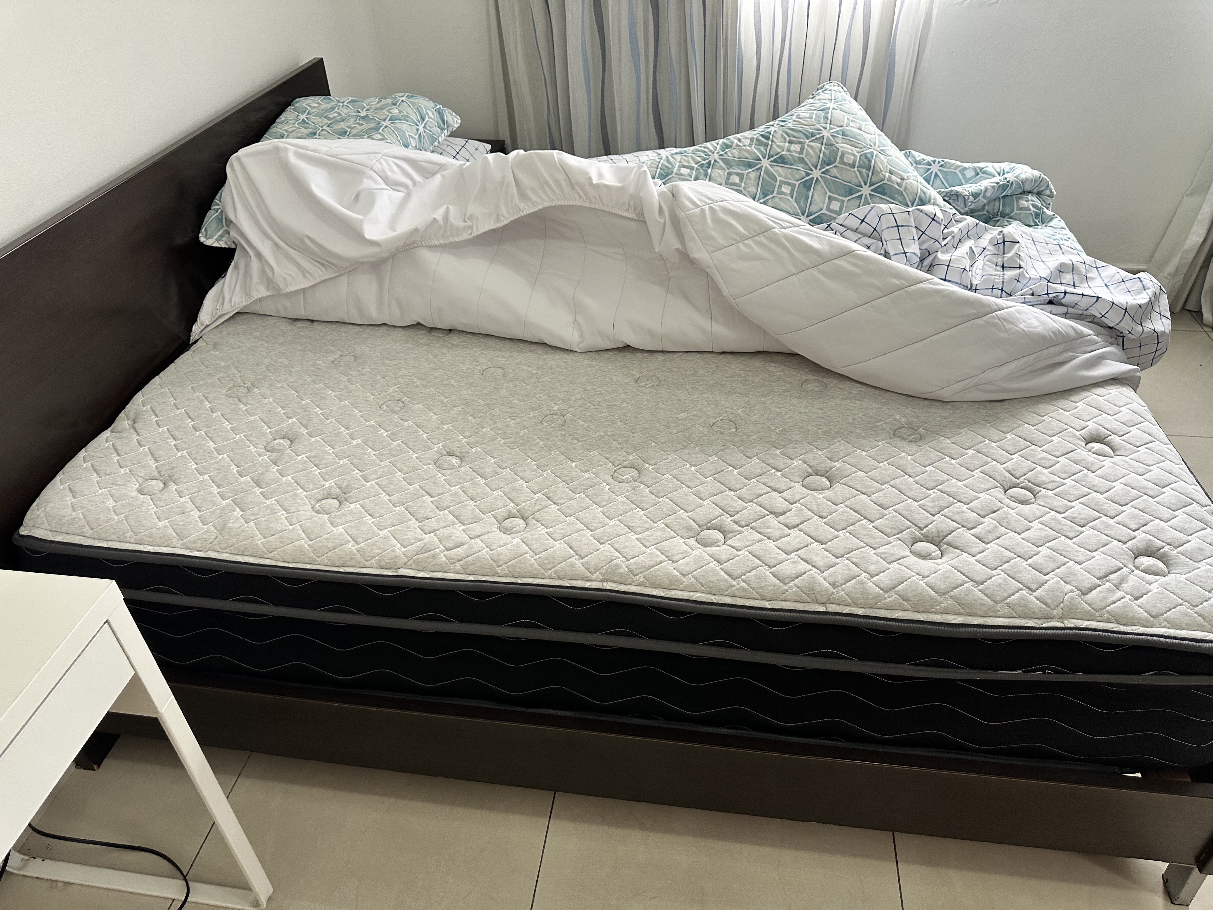 muebles y colchones - Juego de cama full con colchón nuevo y mesa de noche 3