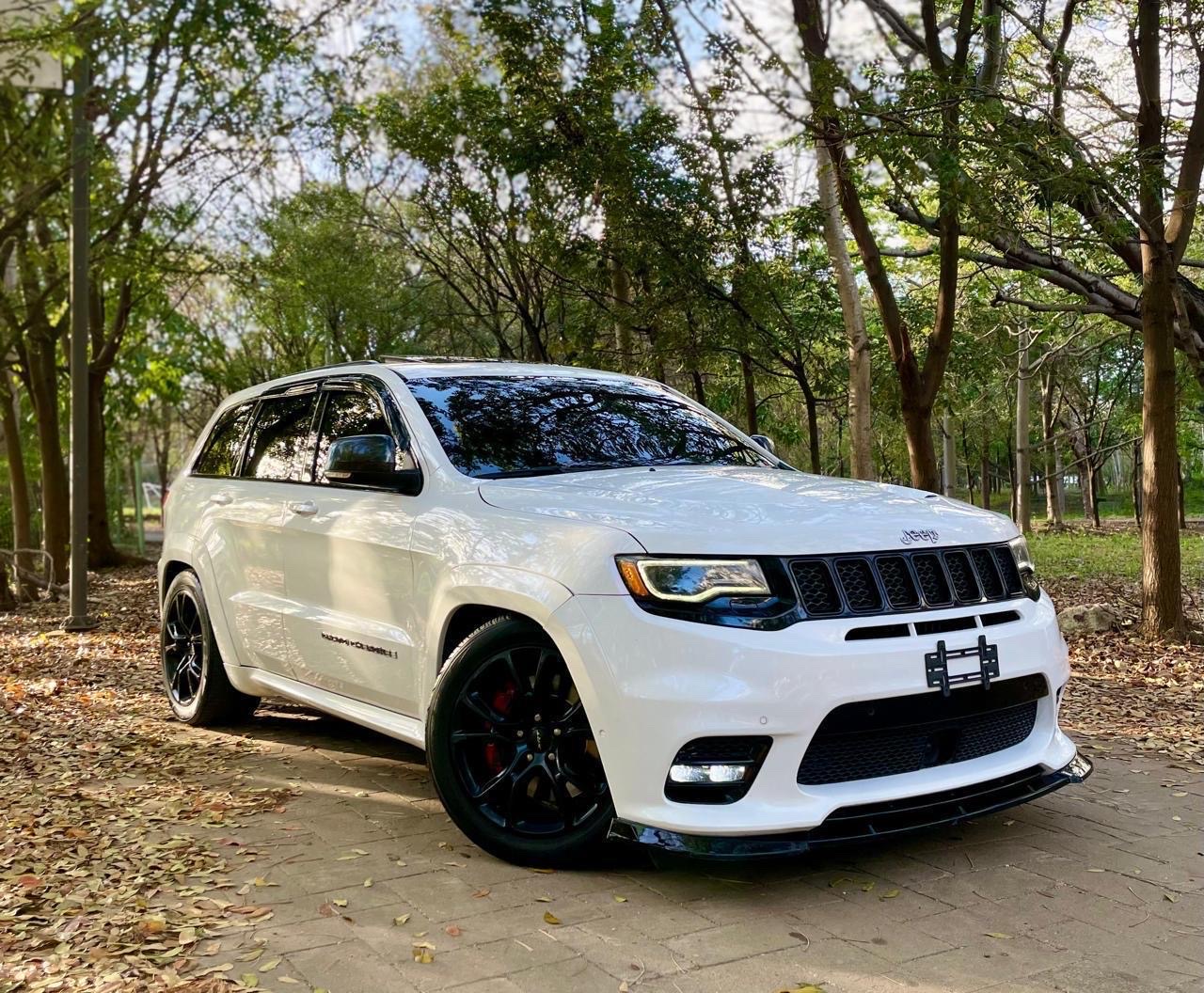 jeepetas y camionetas - VENDO EXCELENTE CONDICIÓN JEEP GRAND CHEROKEE SRT 4x4 0