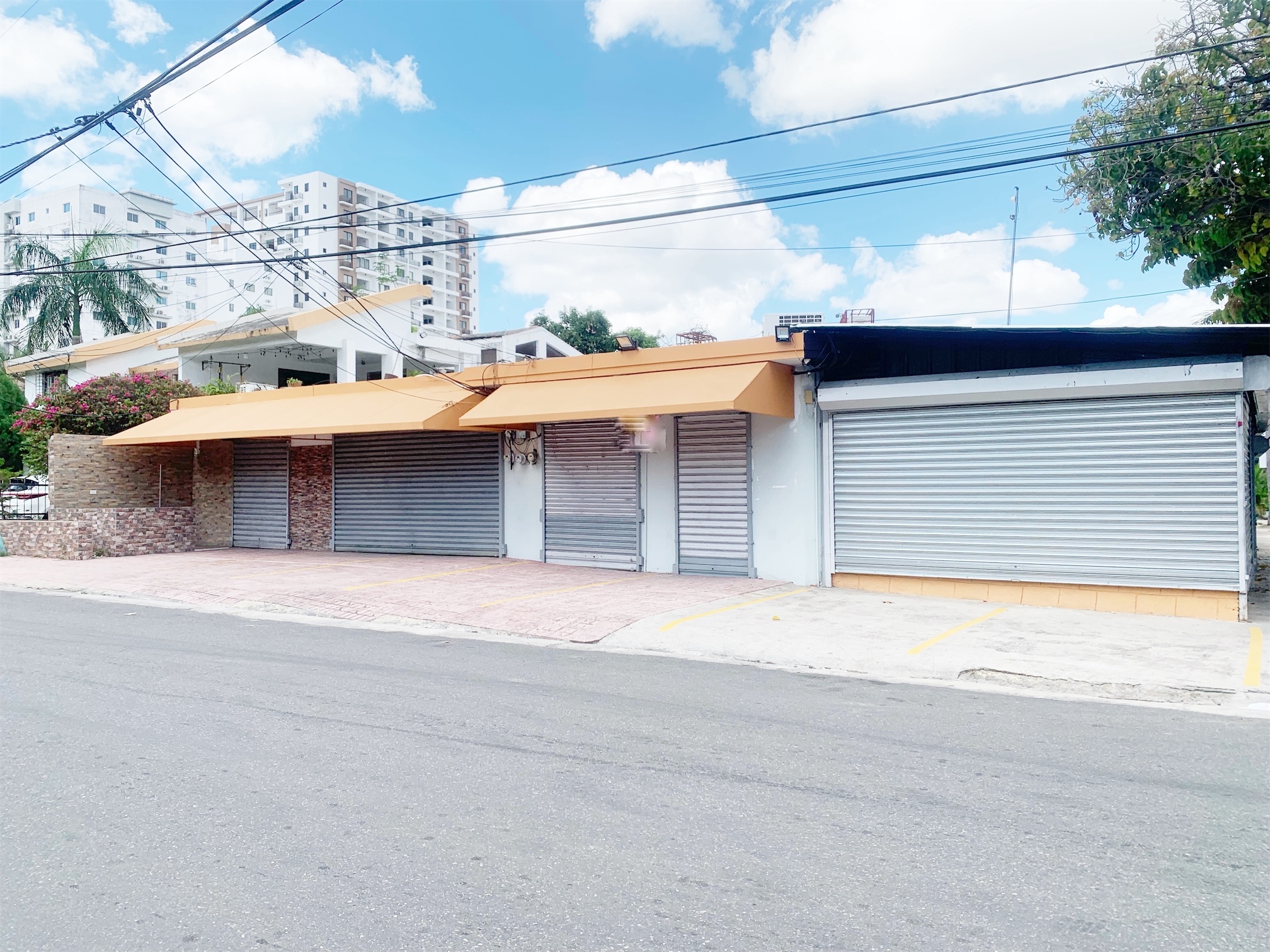 oficinas y locales comerciales - Local esquinero comercial  4