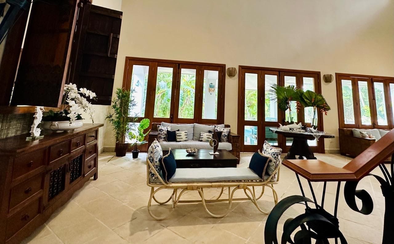 casas vacacionales y villas - Hermosa Villa totalmete remodelada en Juan dolio d 7