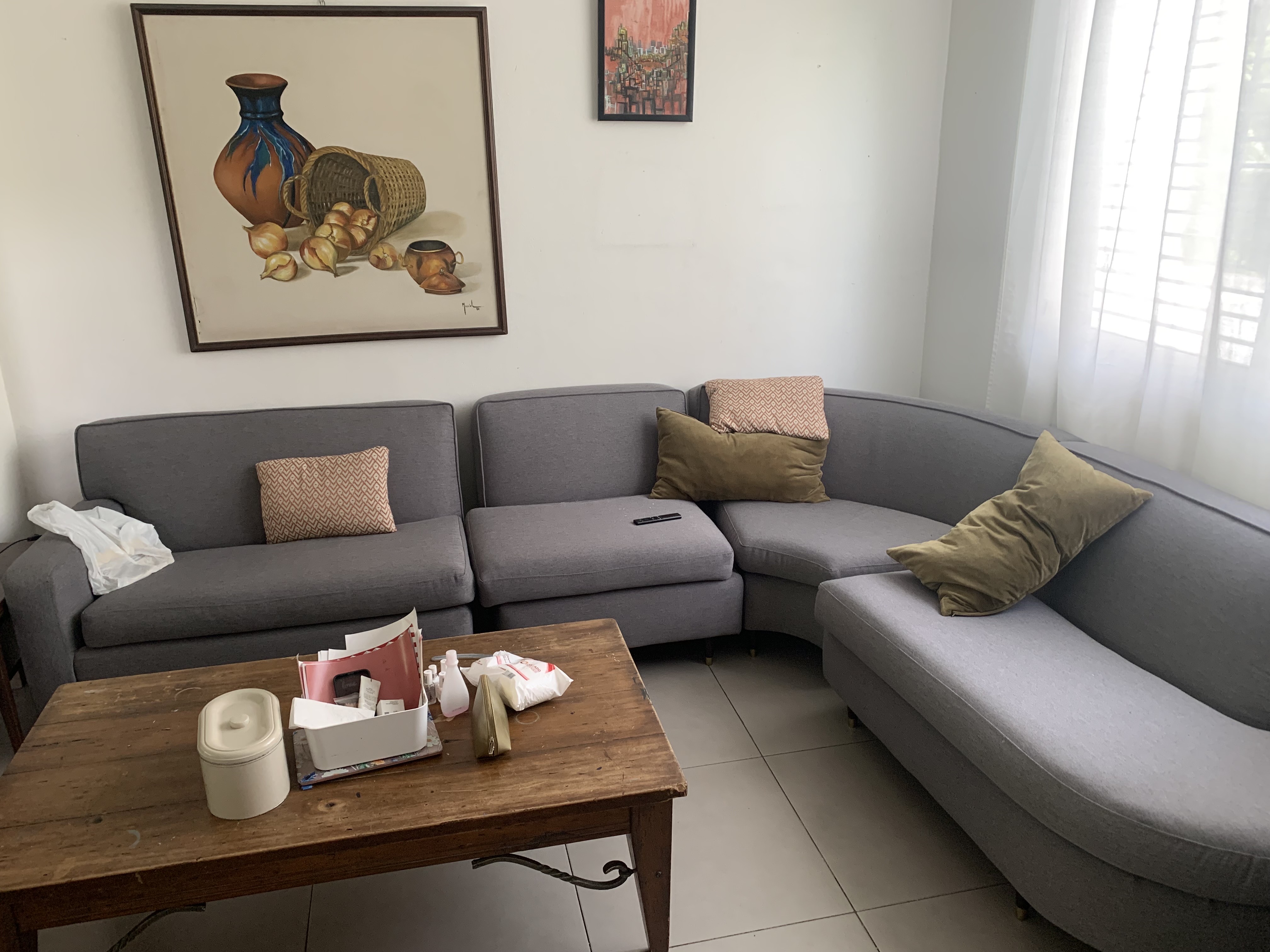 muebles y colchones - sofa en l curvo acabado de tapizar
y mesitas de madera  2