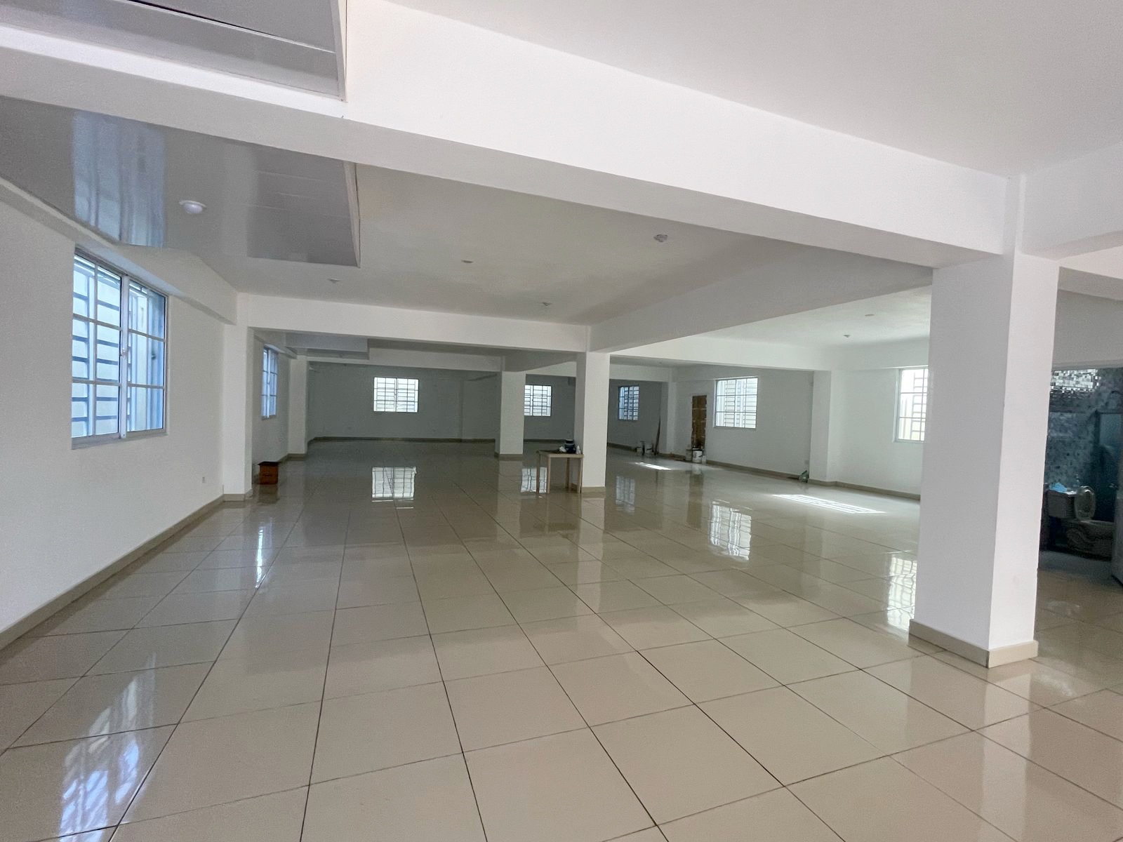oficinas y locales comerciales - Local céntrico amplio  5