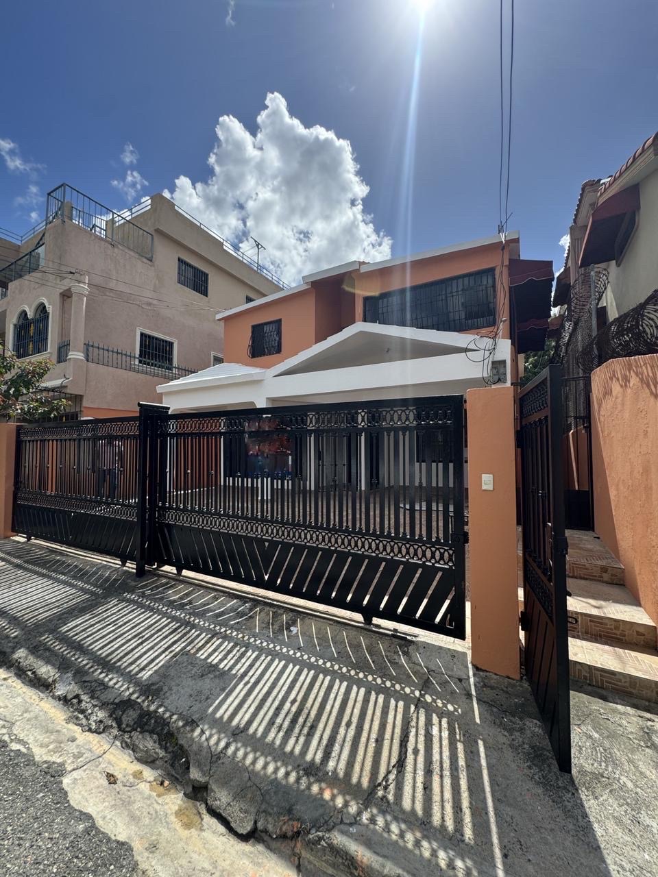 casas - venta de casa de dos niveles en Alma Rosa 2 por el parque Italia Santo Domingo  0