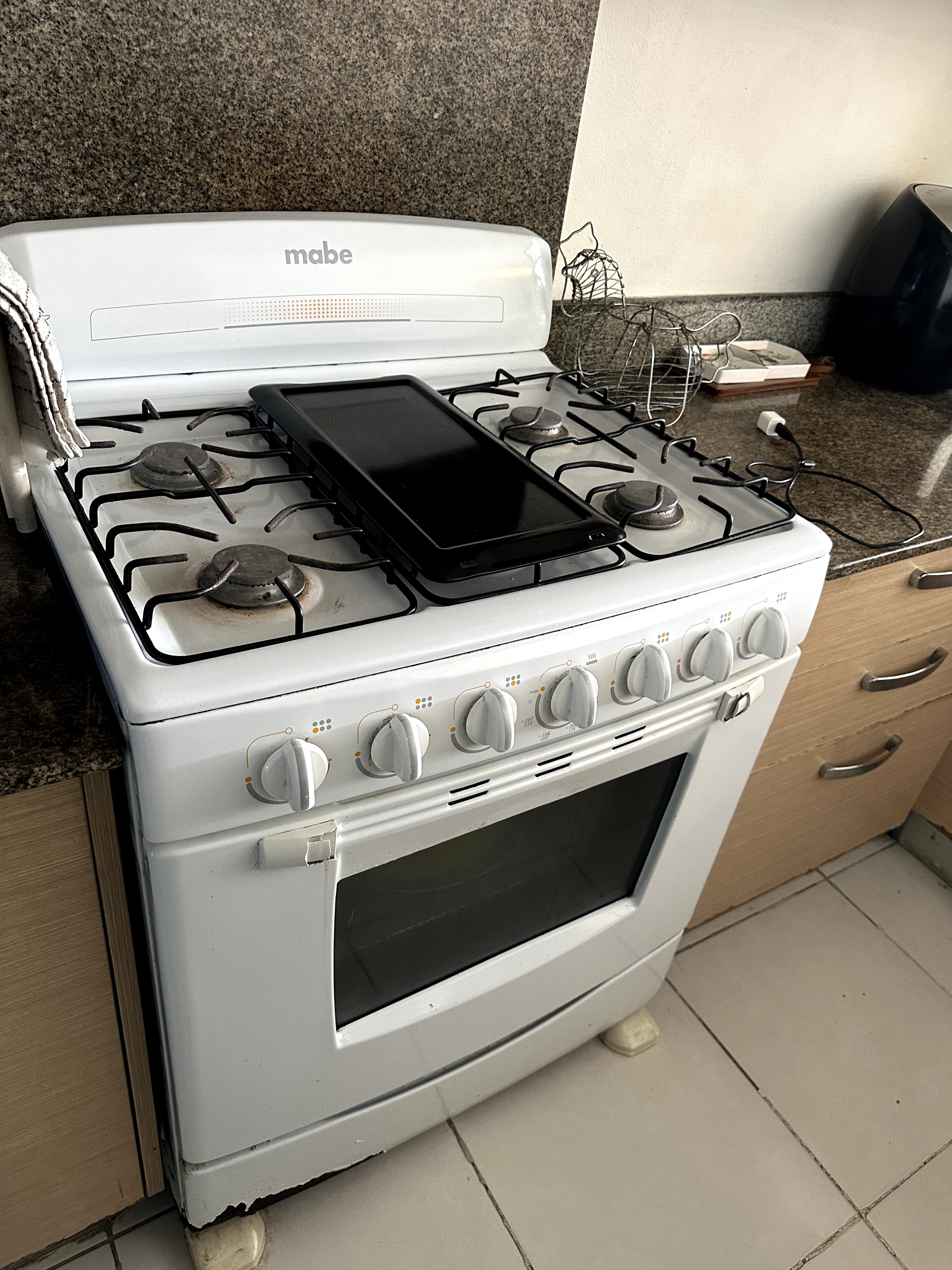 cocina - Estufa Mabe de 6 Hornillas, horno y plancha 
