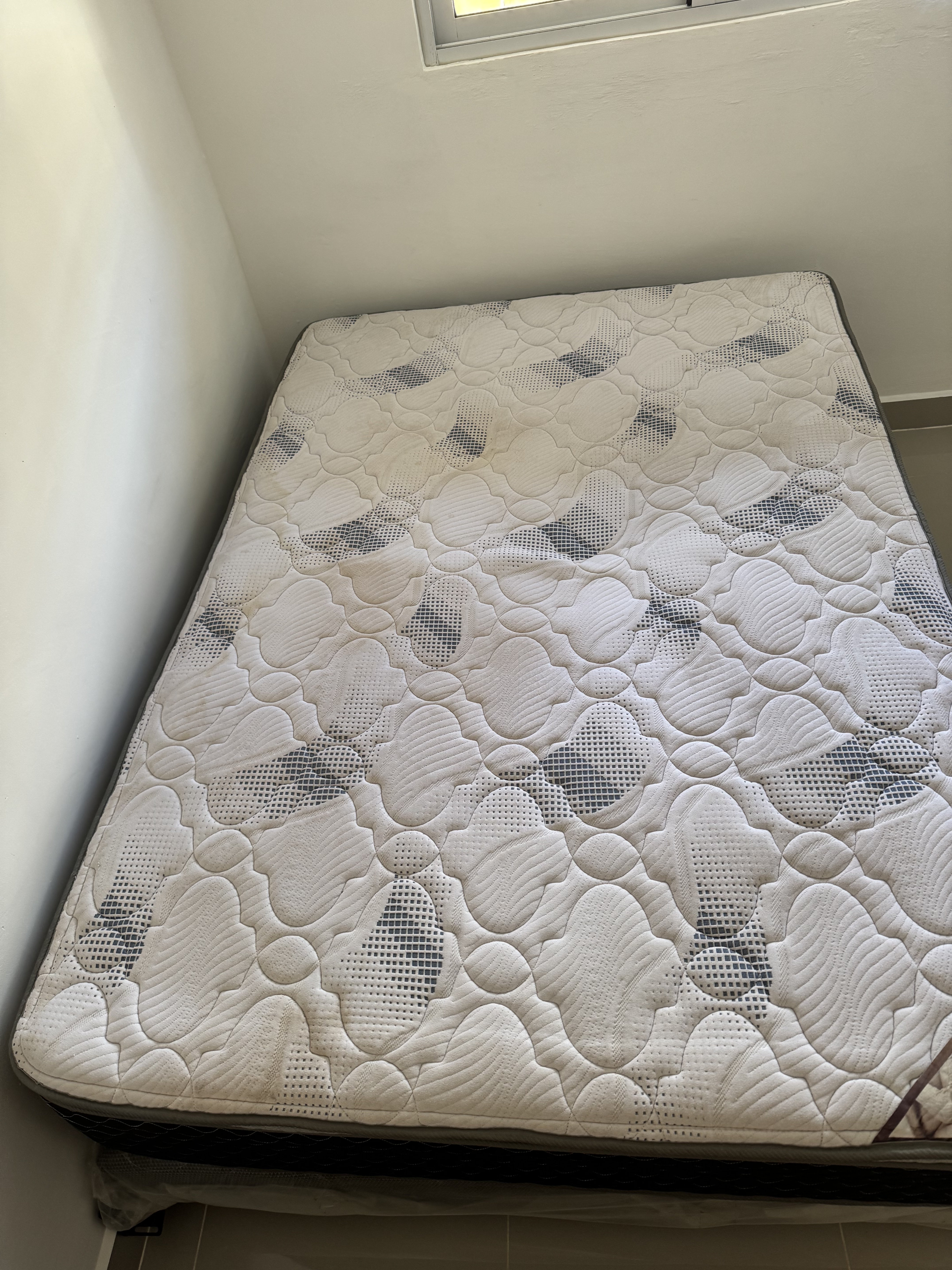muebles y colchones - Colchón con base más base de hierro en perfectas condiciones.  2