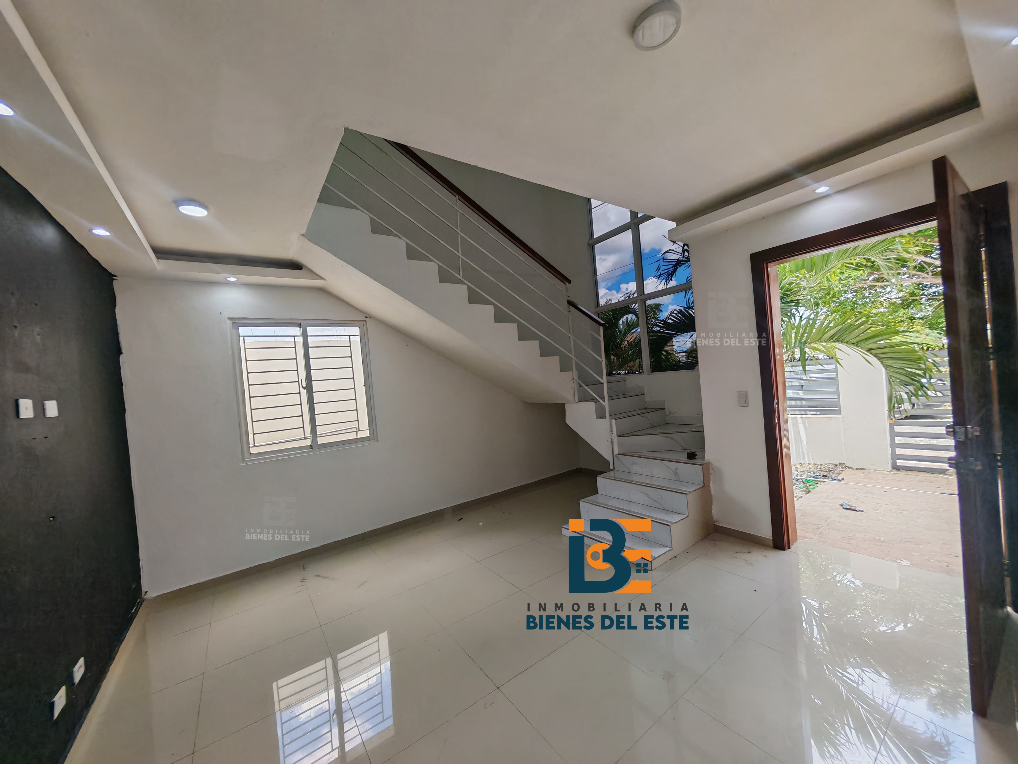 casas - Se Renta Hermosa Casa de Dos Niveles con piscina  3