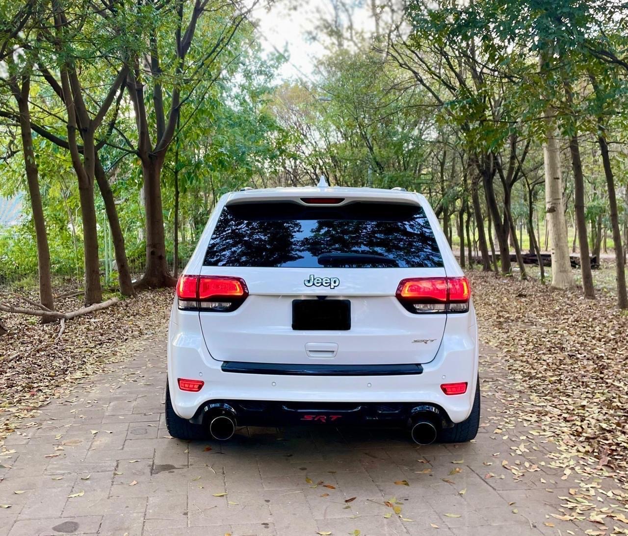 jeepetas y camionetas - VENDO EXCELENTE CONDICIÓN JEEP GRAND CHEROKEE SRT 4x4 1