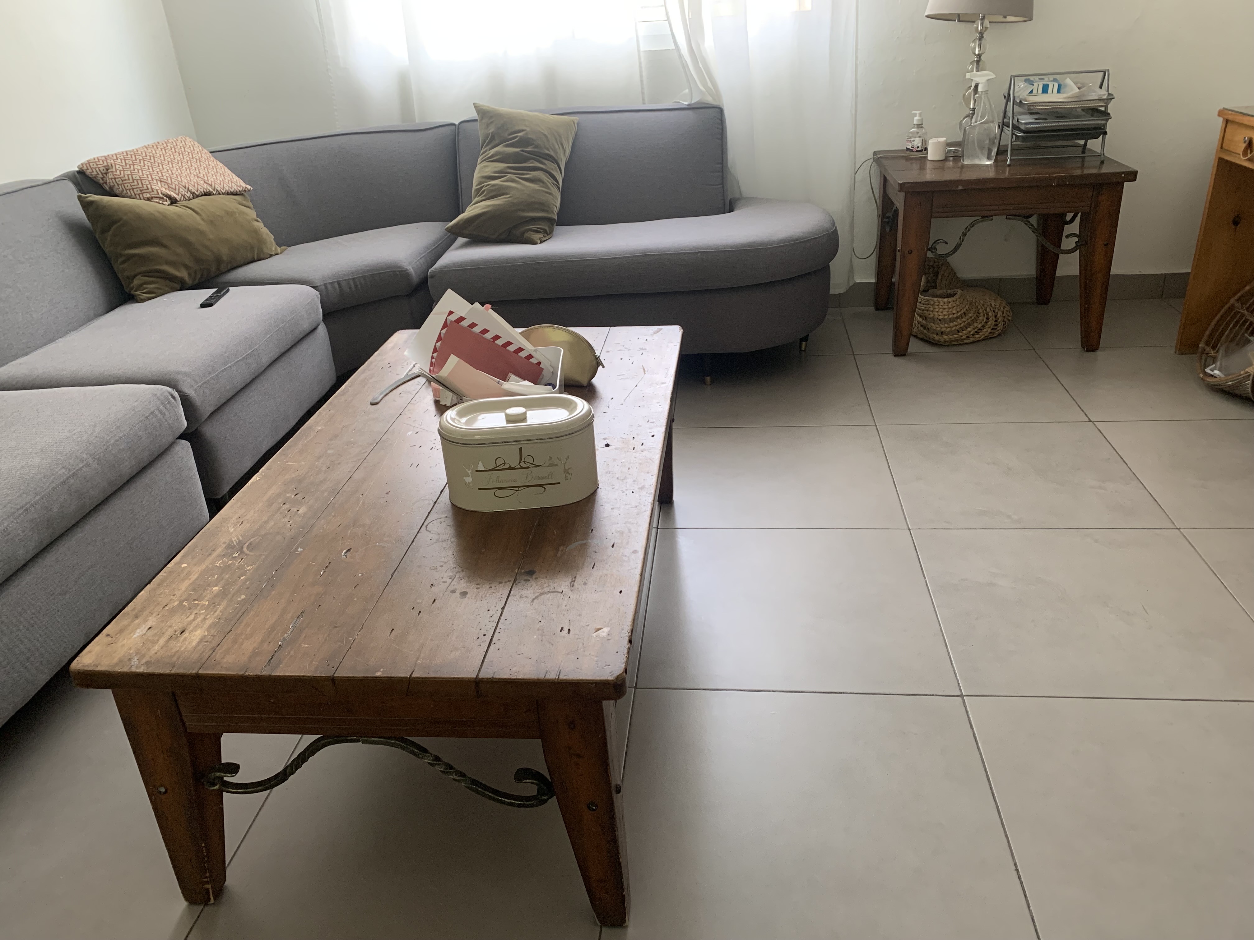 muebles y colchones - sofa en l curvo acabado de tapizar
y mesitas de madera  3