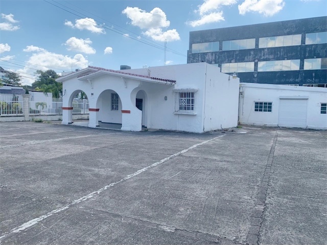 oficinas y locales comerciales - Esquinero amplio en Gazcue 9