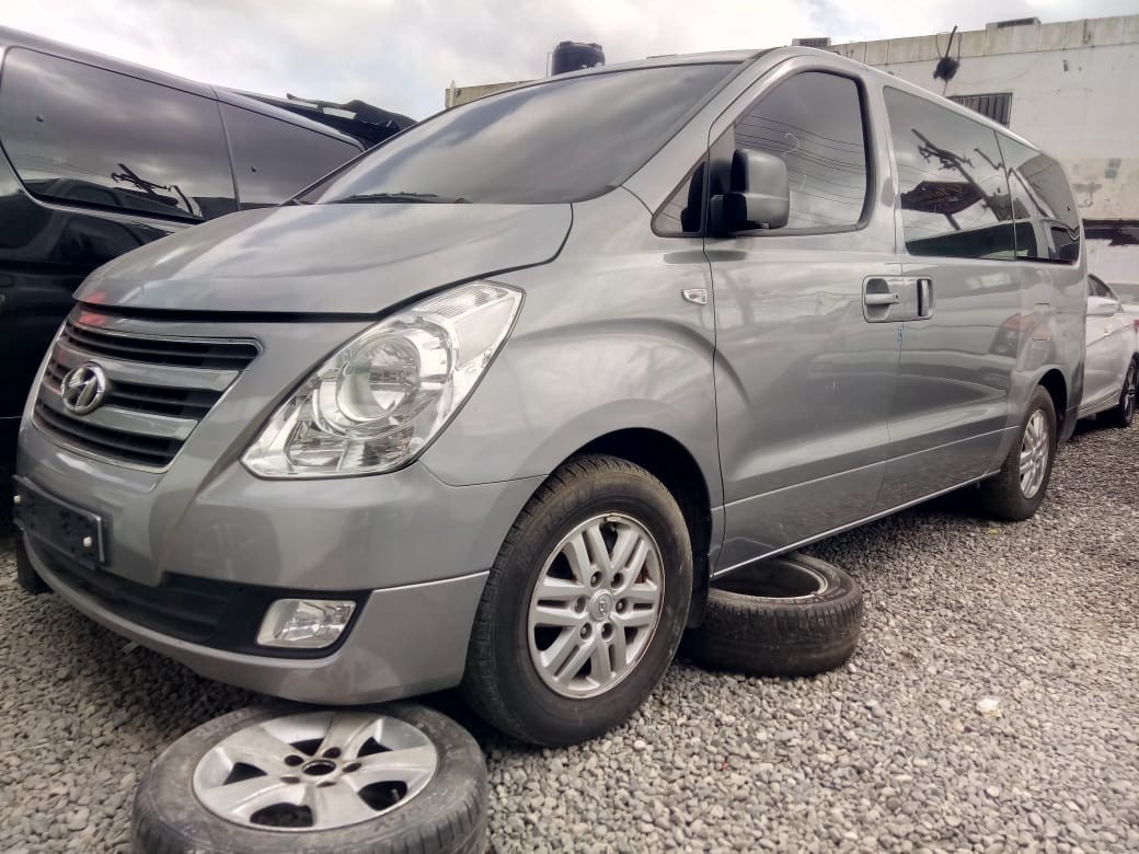 jeepetas y camionetas - HYUNDAI STAREX 2018 GRISDESDE: RD$1,320,000.00 1