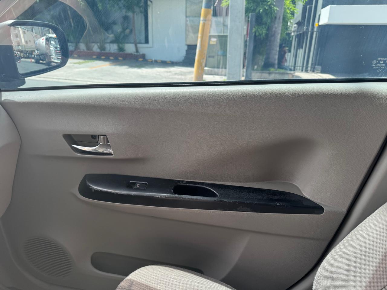 carros - Venta vehiculo Daihatsu Mira 2016 Negociable  8